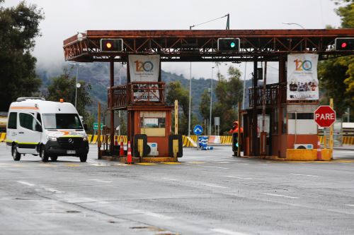 Fotografía que muestra el acceso a la mina El Teniente, en Rancagua (Chile). El rescate de los cinco mineros atrapados desde el jueves en El Teniente, en el centro de Chile, "se desarrolla en un ambiente difícil" porque el yacimiento ha sufrido "daños" producto del sismo que provocó el derrumbe, reconoció la cuprífera estatal Codelco, dueña de la mina. Foto: EFE