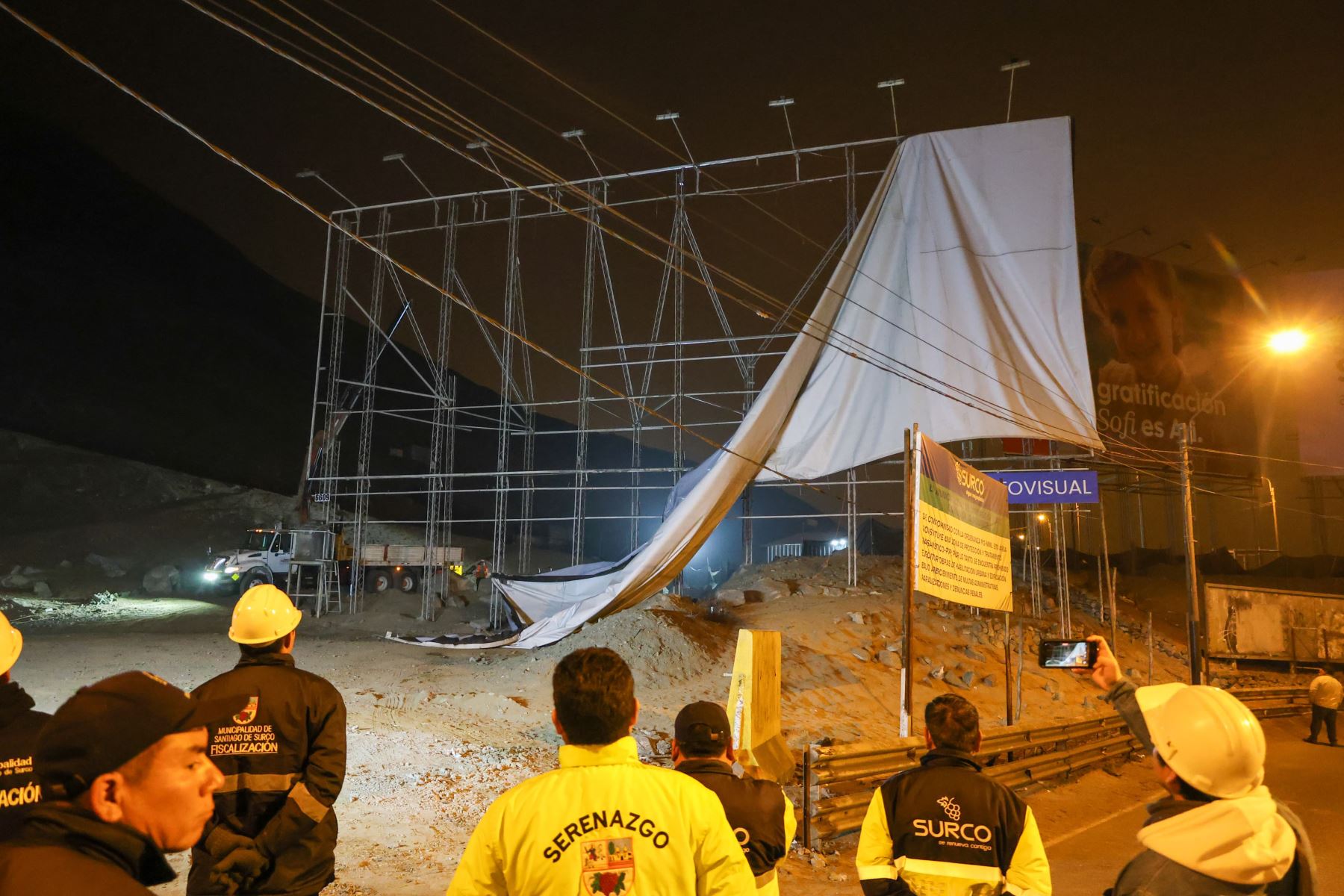 Municipalidad de Surco dispuso el retiro de paneles publicitarios en el cerro Centinela por medidas de seguridad. Foto: ANDINA/difusión.