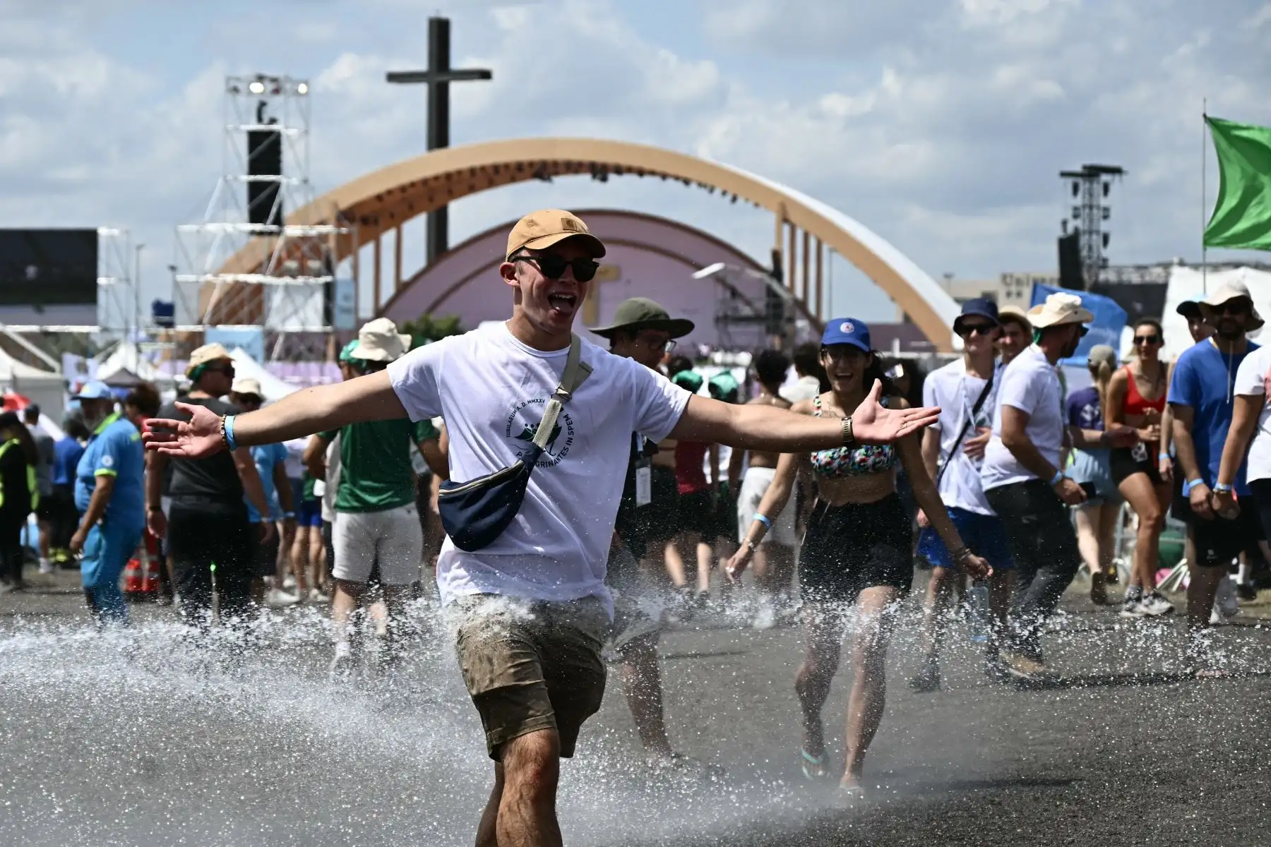 Los asistentes son rociados con manguera para refrescarse mientras los jóvenes y peregrinos se reúnen en el barrio oriental de Tor Vergata en Roma para una vigilia de oración dirigida por el Papa antes de la misa del domingo como parte del Jubileo de la Juventud.
Foto: AFP