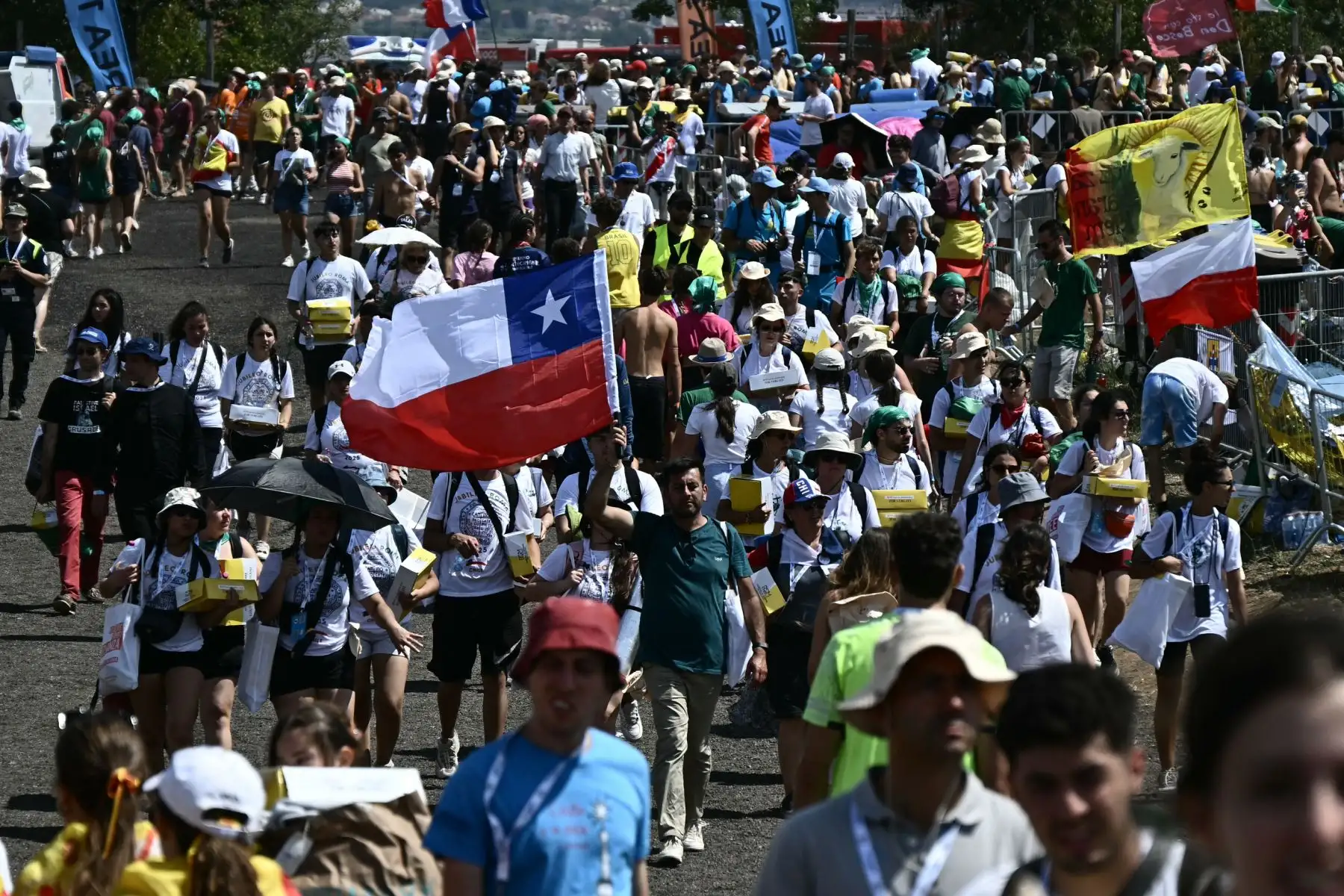 Miles de jóvenes católicos comenzaron a reunirse para una vigilia vespertina de oración dirigida por el Papa León XIV.
Foto: AFP