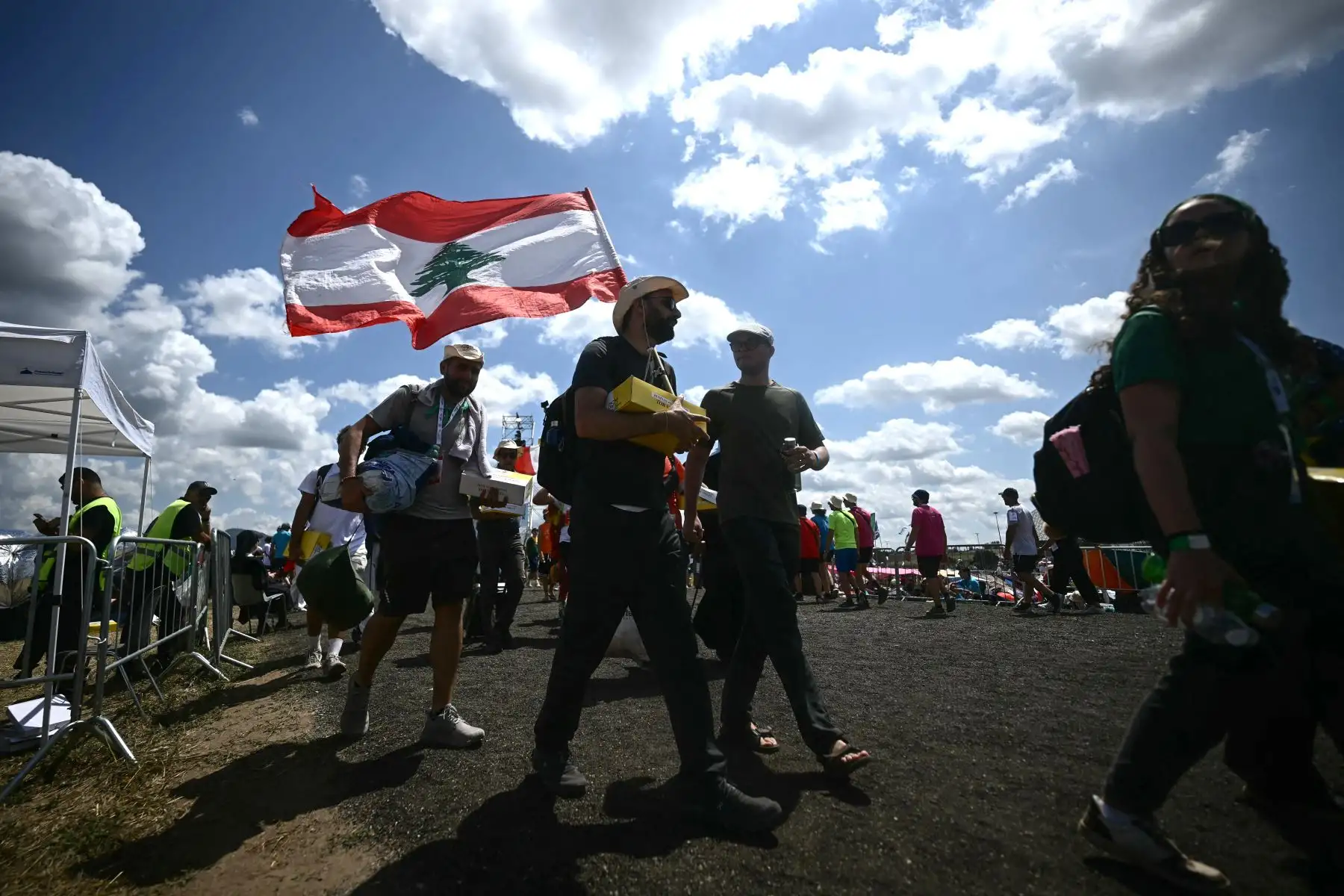 Los asistentes con la bandera del Líbano se unen a los jóvenes y peregrinos reunidos en el barrio oriental de Tor Vergata en Roma para una vigilia de oración dirigida por el Papa antes de la misa del domingo como parte del Jubileo de la Juventud.
Foto: AFP