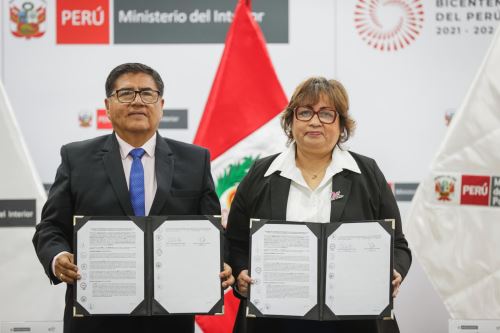 El ministro del Interior, Carlos Malaver; y la ministra de la Mujer y Poblaciones Vulnerables, Fanny Montellanos, firman convenio para prevenir la violencia. Foto: ANDINA/difusión.