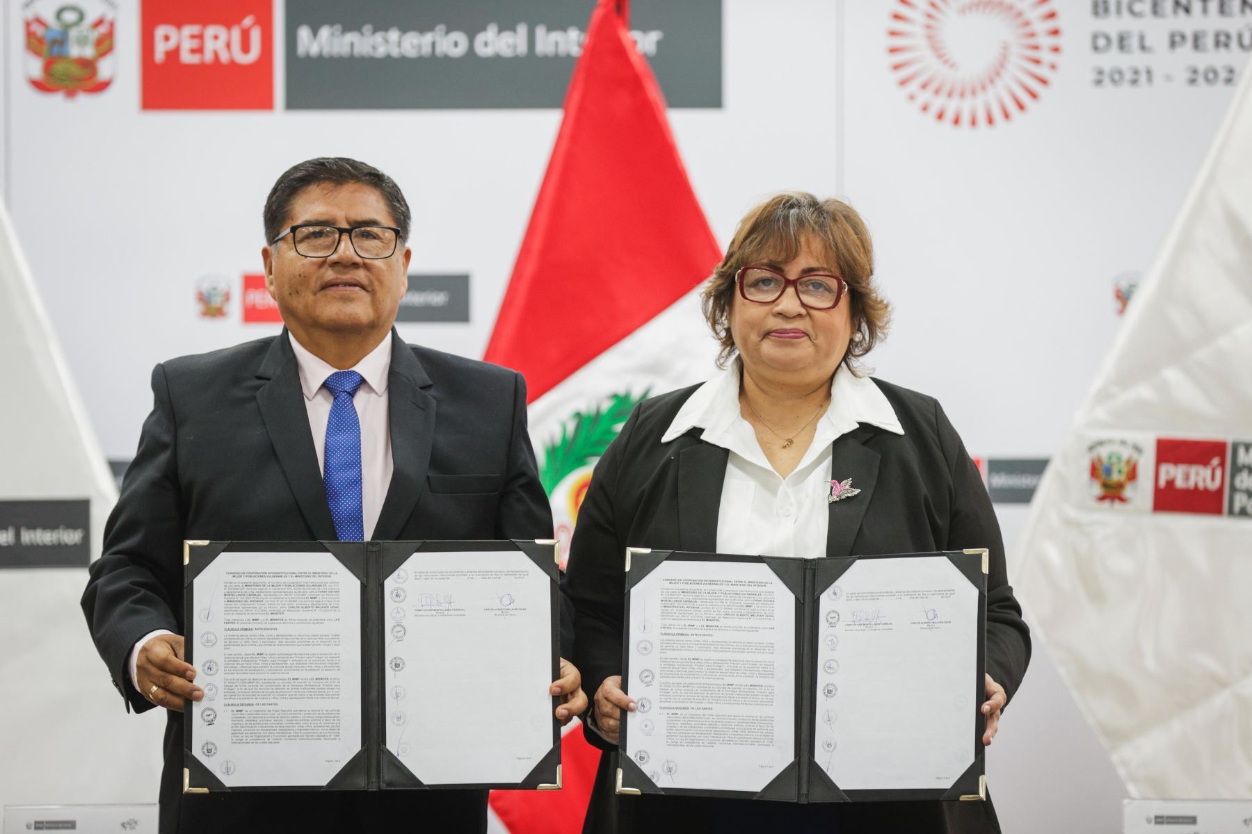 El ministro del Interior, Carlos Malaver; y la ministra de la Mujer y Poblaciones Vulnerables, Fanny Montellanos, firman convenio para prevenir la violencia. Foto: ANDINA/difusión.