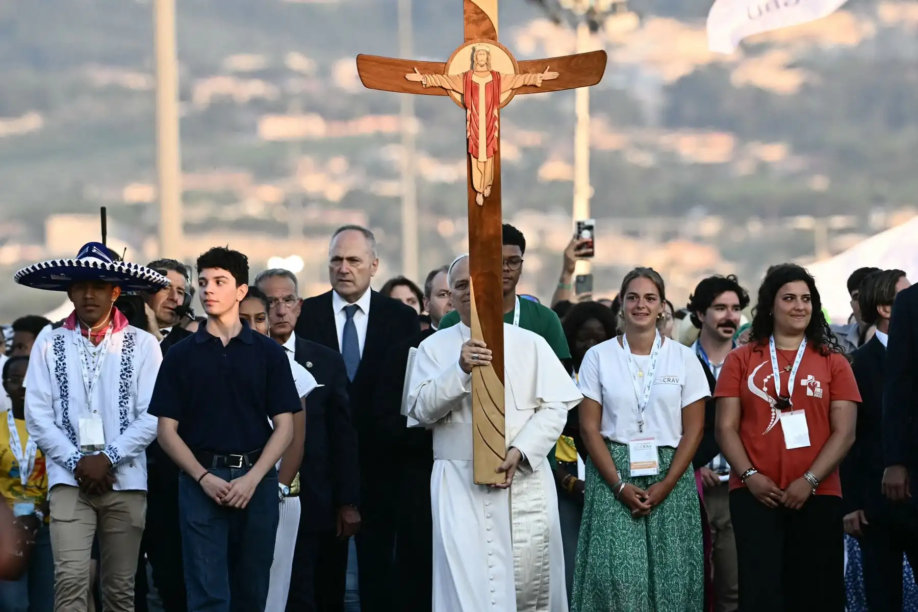 El Papa León XIV  sostiene la cruz al llegar al barrio de Tor Vergata, al este de Roma, para una vigilia de oración antes de la misa dominical, en el marco del Jubileo de la Juventud. 
Foto: AFP