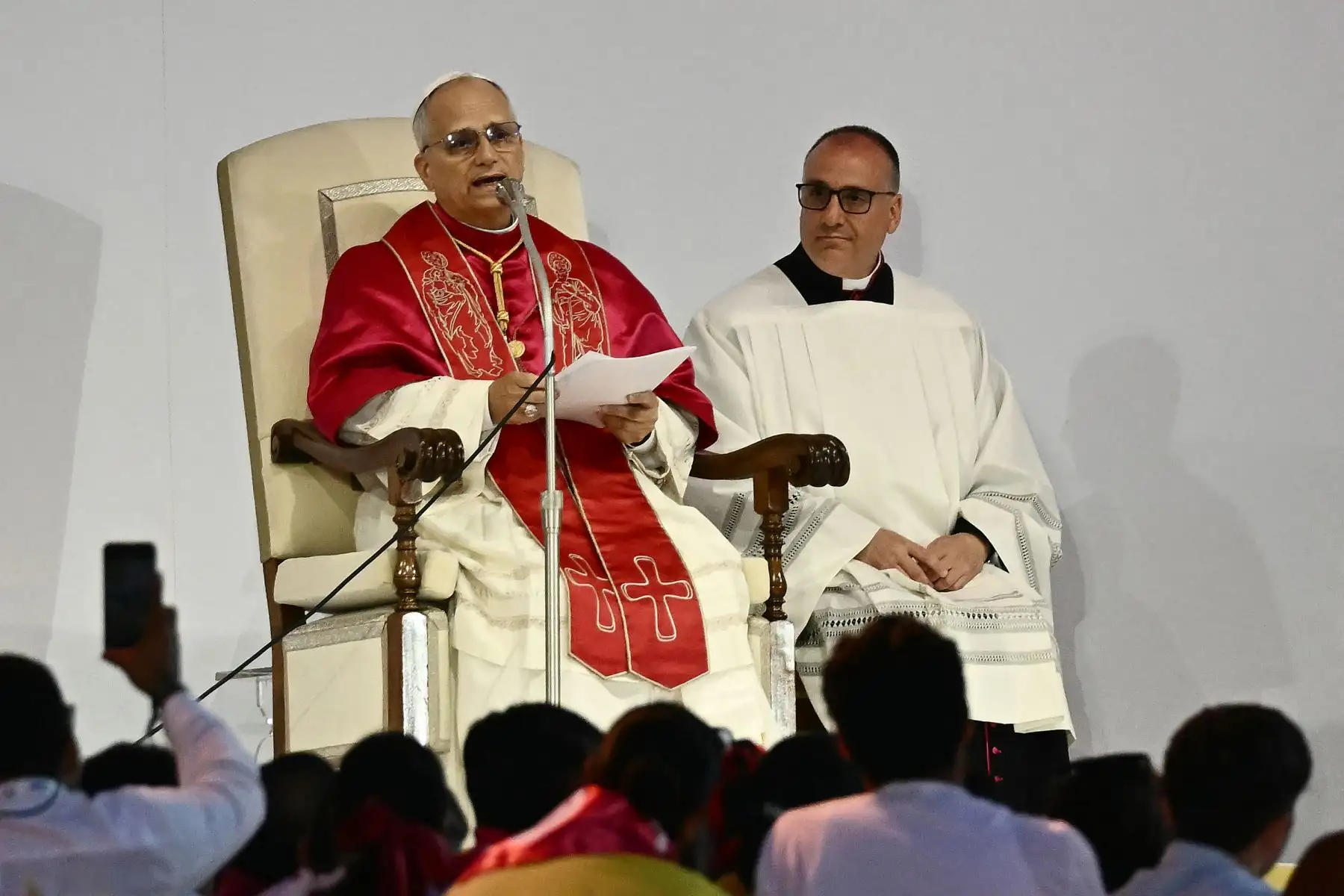 El Papa León XIV habla durante una vigilia de oración antes de la misa dominical como parte del Jubileo de la Juventud, en el barrio oriental de Tor Vergata en Roma.
Foto: AFP