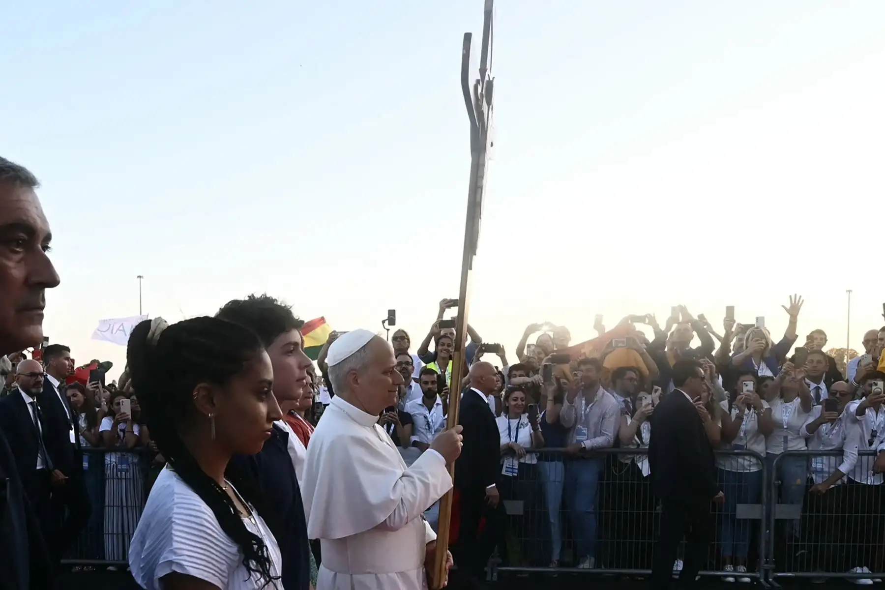 El Papa León XIV sostiene la cruz cuando llega al barrio oriental de Tor Vergata en Roma para una vigilia de oración antes de la misa dominical como parte del Jubileo de la Juventud.
Foto: AFP.