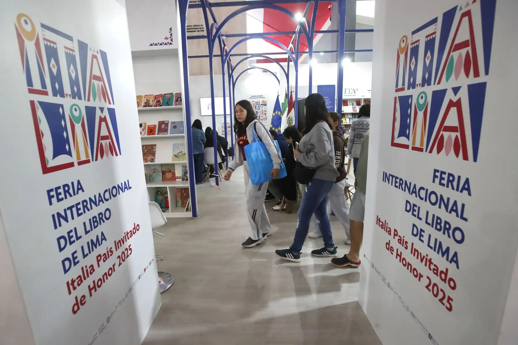 Italia es el país invitado  en la Feria Internacional del Libro FIL Lima 2025, la cual cuenta con una variada oferta de libros, entre otros productos artísticos.
 Foto: ANDINA/Eddy Ramos