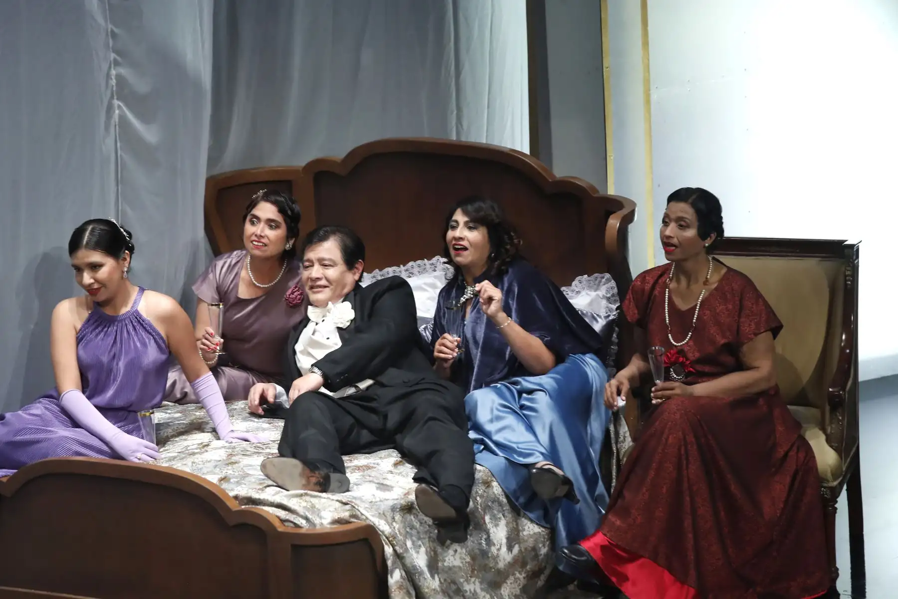 "La Traviata" está basada en la novela "La Dama de las Camelias" de Alexandre Dumas (hijo) y se desarrolla en tres actos y tiene como escenario París de los años 30. Cuenta la historia de Violetta, una cortesana parisina que se enamora de Alfredo, pero su relación se ve truncada por las convenciones de la alta sociedad parisina y la enfermedad.
Foto: ANDINA/ Eddy Ramos