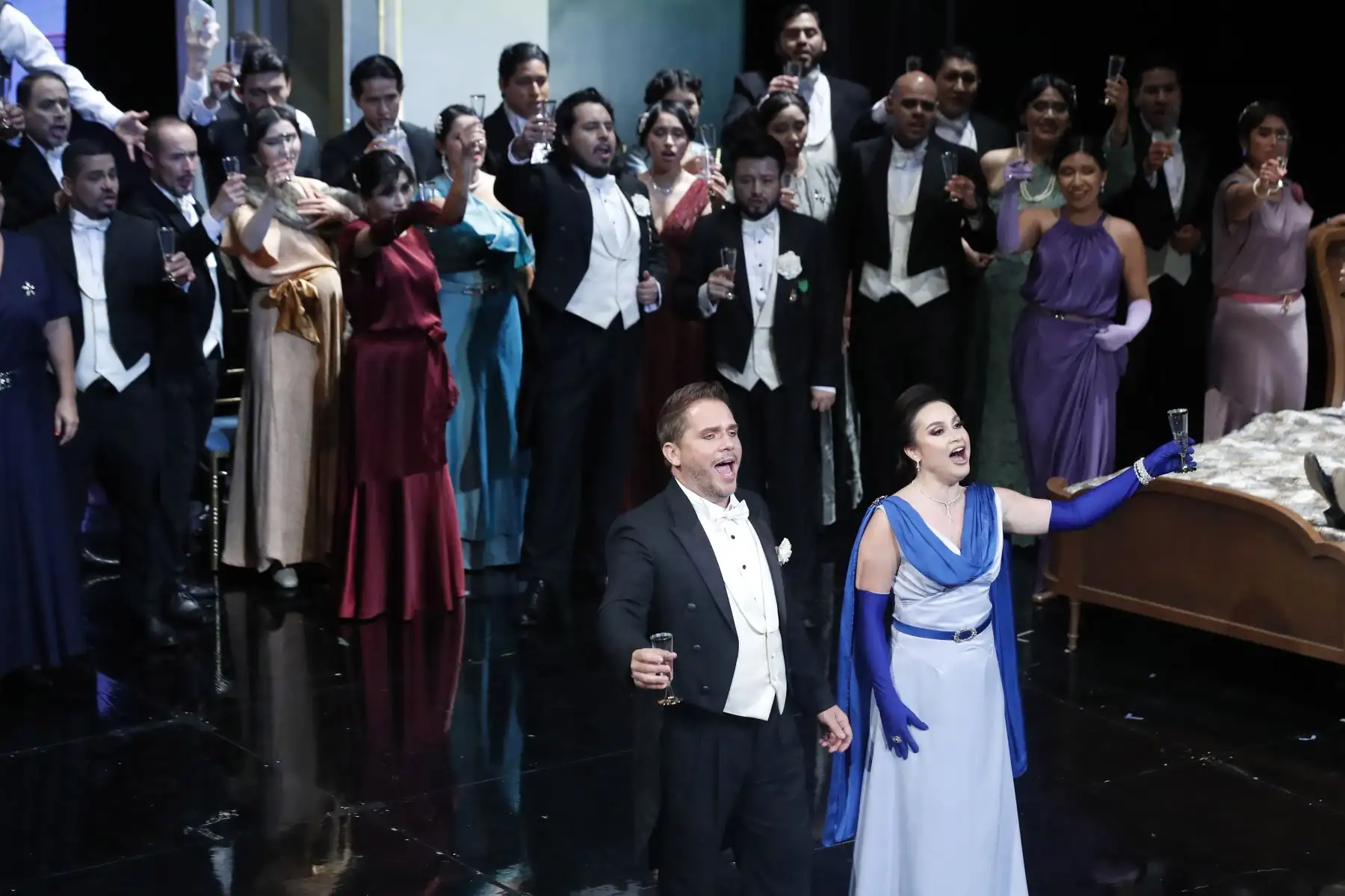 El elenco internacional está encabezado por Julia Muzychenko-Greenhalgh (Rusia), en el papel de Violetta, cuyo color de voz cubre lo dramático, lo lírico y lo ligero exigido por esta partitura.
Foto: ANDINA/ Eddy Ramos