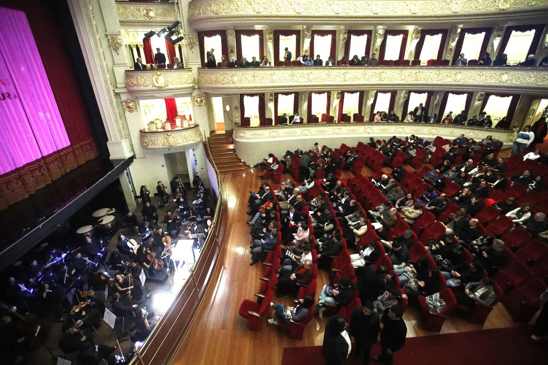 Lima vibra con “La Traviata” del compositor italiano Giuseppe Verdi como parte de la temporada de ópera, zarzuela y conciertos líricos de talla internacional en el Teatro Municipal Lima y Teatro Segura. 
Foto: ANDINA/Eddy Ramos