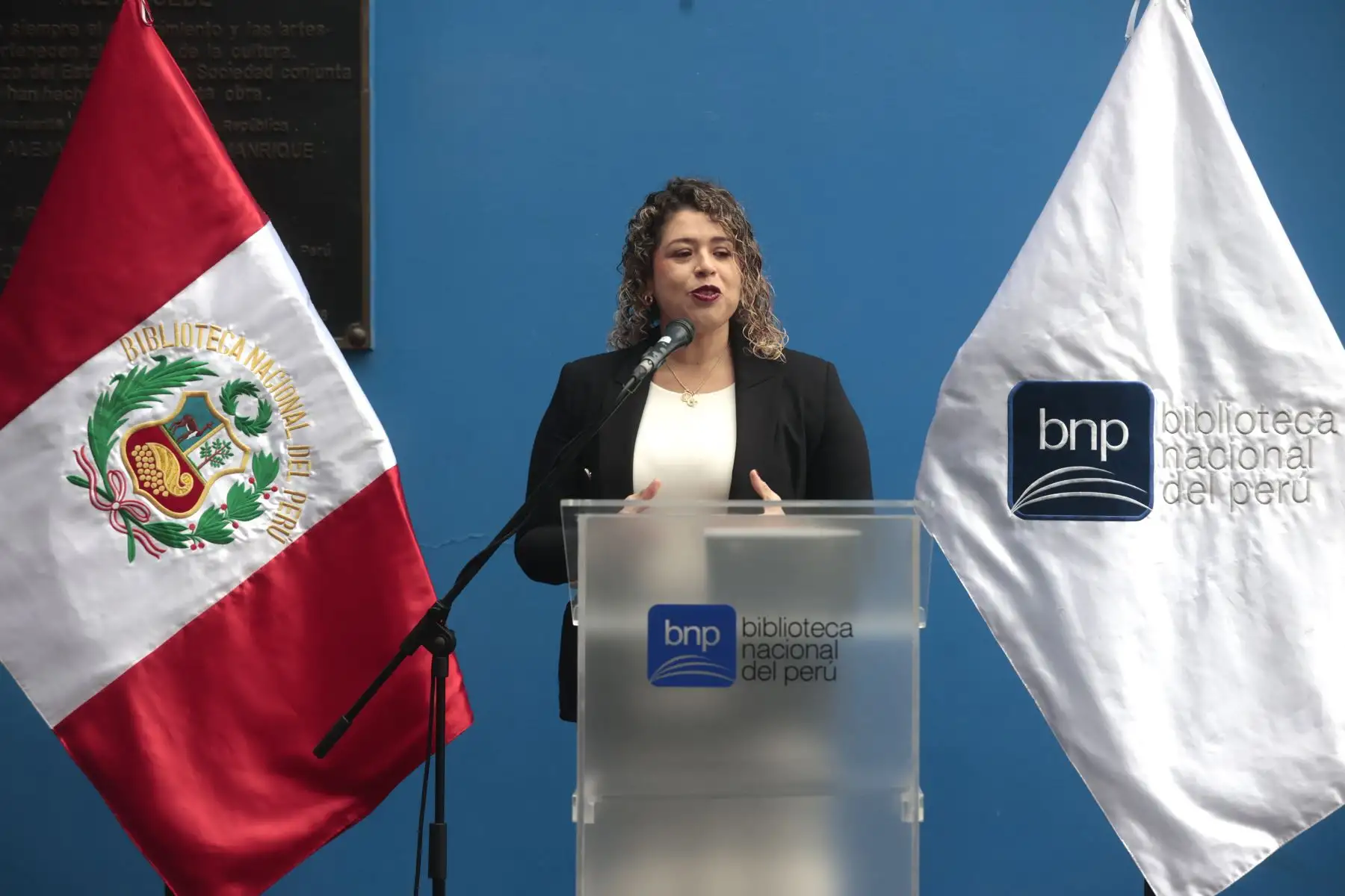 En el marco del 204º aniversario de la  Biblioteca Nacional del Perú, se inician las actividades con el tradicional Izamiento Institucional del Pabellón Nacional.En la imagen, Ana Peña Cardoza, jefa Institucional de la Biblioteca Nacional del Perú.
Foto: ANDINA/Vidal Tarqui