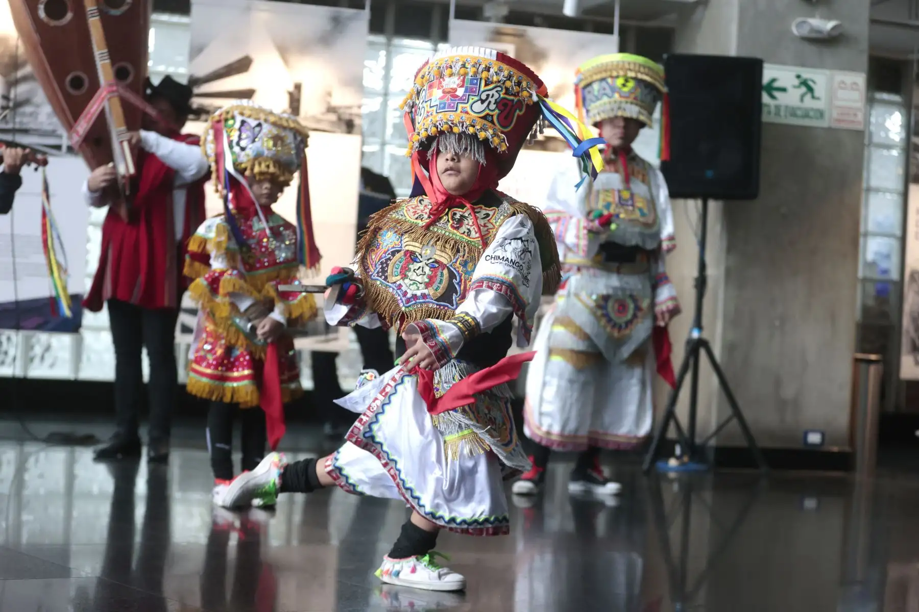 En el marco del 204º aniversario de la  Biblioteca Nacional del Perú, se inician las actividades con el tradicional Izamiento Institucional del Pabellón Nacional. 
Foto: ANDINA/Vidal Tarqui