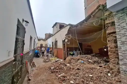 Una niña quedó seriamente herida al caerle la pared de su vivienda mientras dormía. Foto: ANDINA/Eddy Ramos