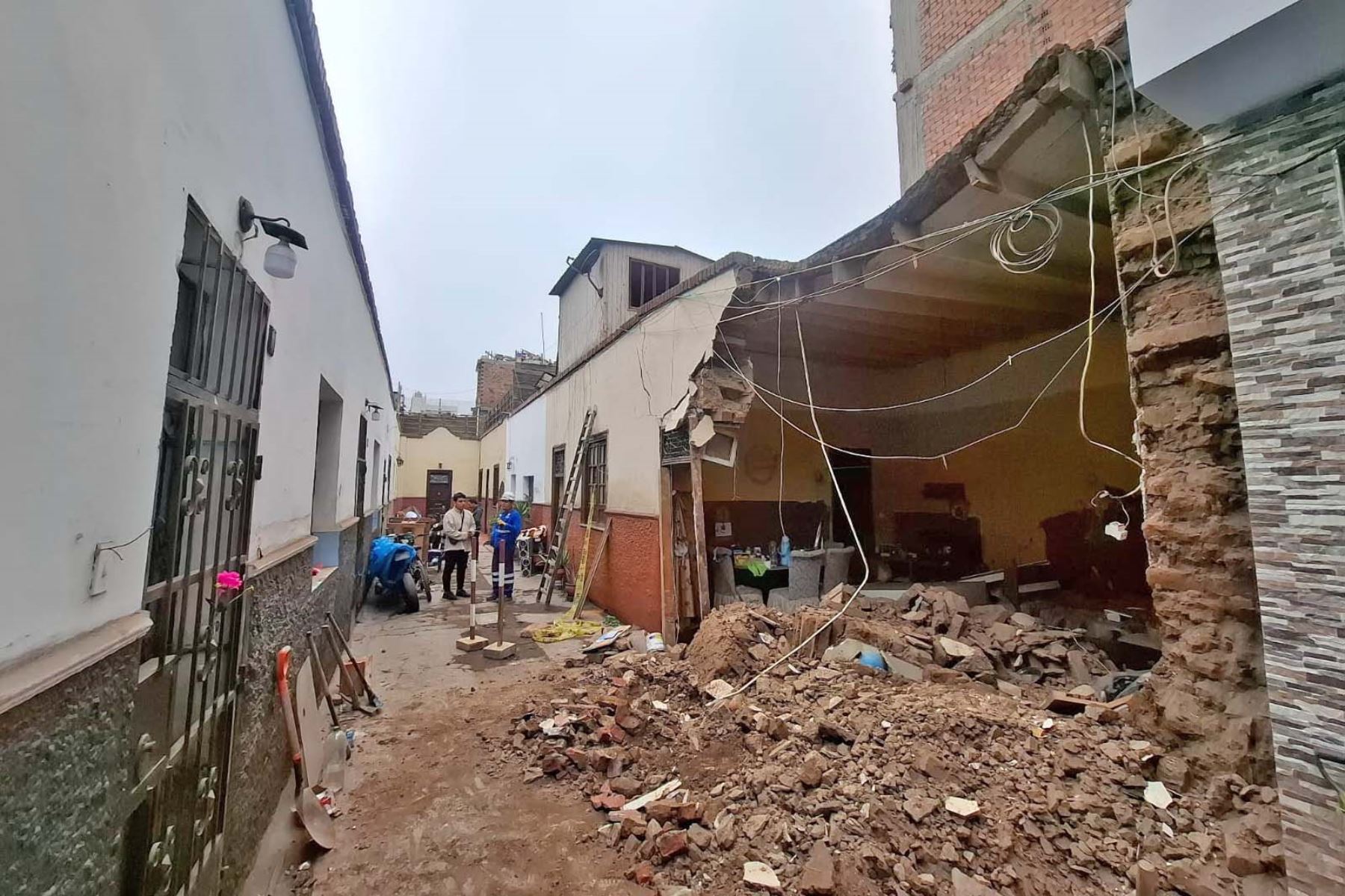 Una niña quedó seriamente herida al caerle la pared de su vivienda mientras dormía. Foto: ANDINA/Eddy Ramos