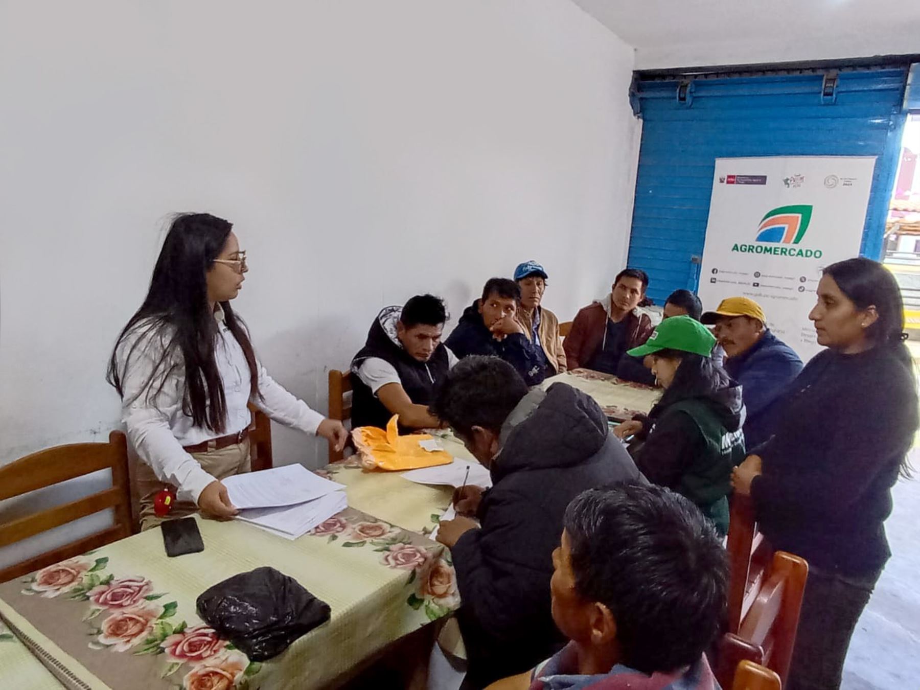 Más de 900 pequeños productores de Huánuco se beneficiarán con el reciente contrato suscrito por nueve organizaciones de productores de papa de esta región con una empresa procesadora de snacks que adquirirá cerca de 3,000 toneladas de papa. ANDINA/Difusión
