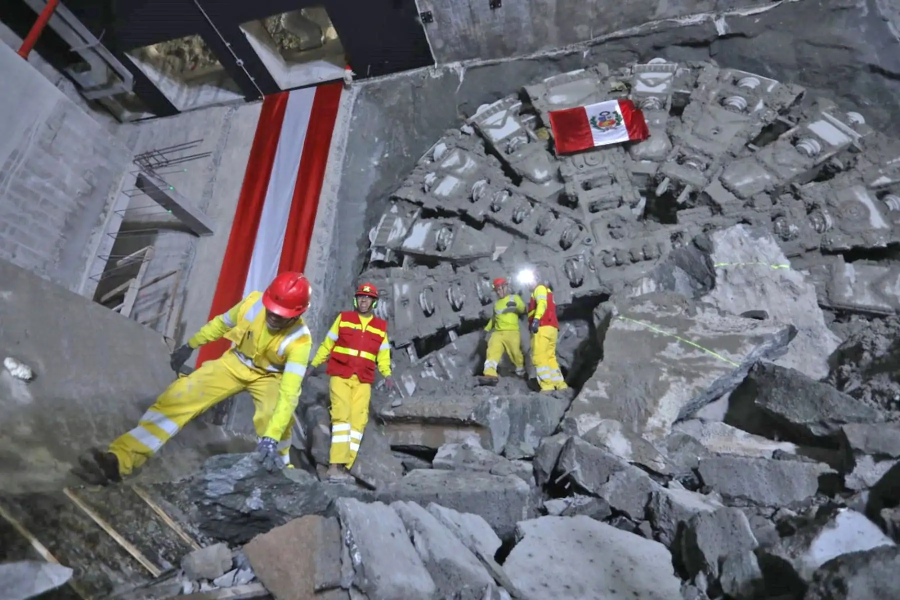 La tuneladora “Delia”, nombrada así en honor Delia Tasaico del Pino, la primera ingeniera de minas del Perú, llegó a la estación La Alborada, en el Cercado de Lima, tras avanzar cerca de 9 kilómetros como parte de las obras de la Línea 2 del Metro de Lima y Callao.
Foto: ANDINA/Eddy Ramos