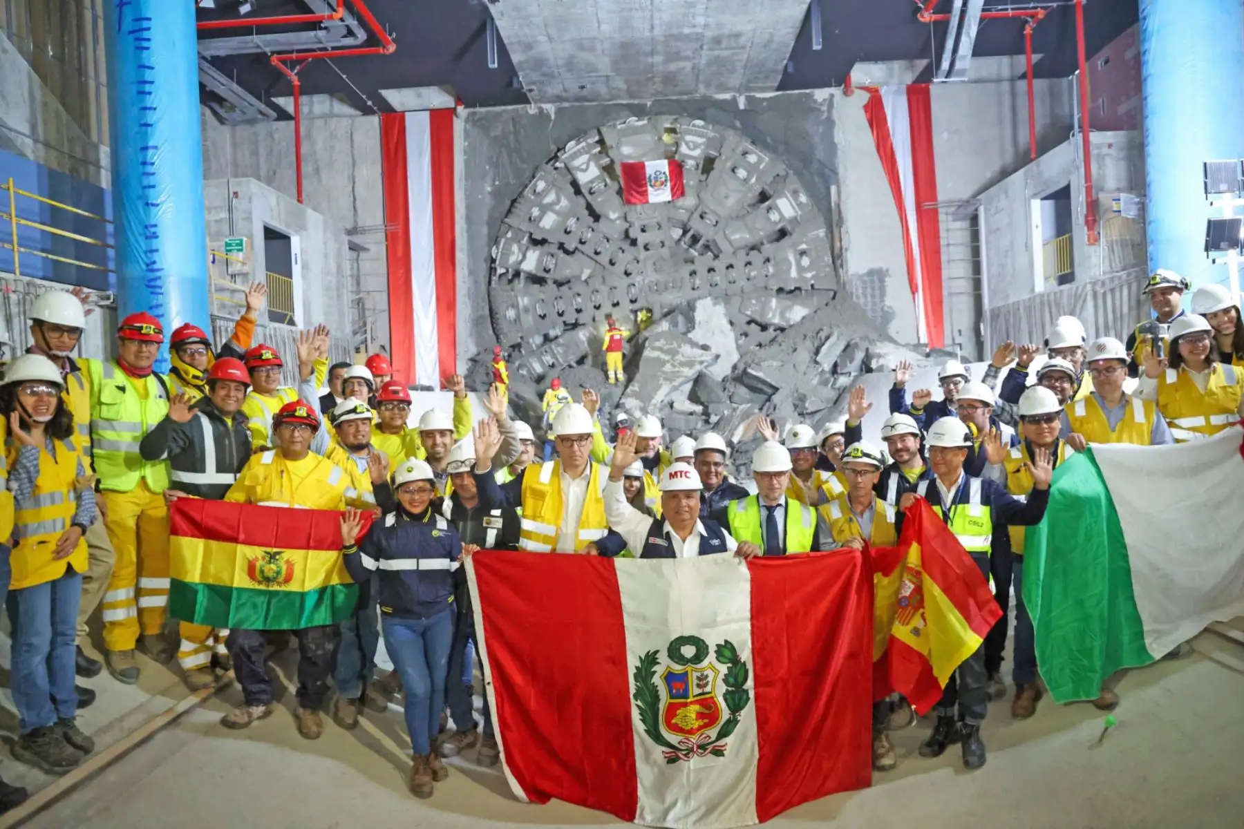 La tuneladora “Delia”, nombrada así en honor Delia Tasaico del Pino, la primera ingeniera de minas del Perú, llegó a la estación La Alborada, en el Cercado de Lima, tras avanzar cerca de 9 kilómetros como parte de las obras de la Línea 2 del Metro de Lima y Callao.
Foto: MTC