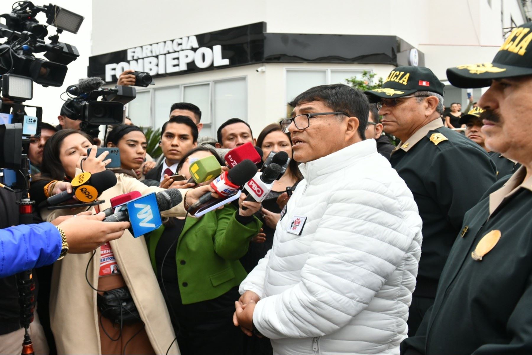 El ministro Carlos Malaver brindó detalles de las investigaciones y de la salud del PNP que fue herido tras intentar frustrar un robo, en el distrito de La Victoria. Su compañero, un suboficial, fue abatido y perdió la vida durante la intervención médica. Foto: ANDINA/Difusión