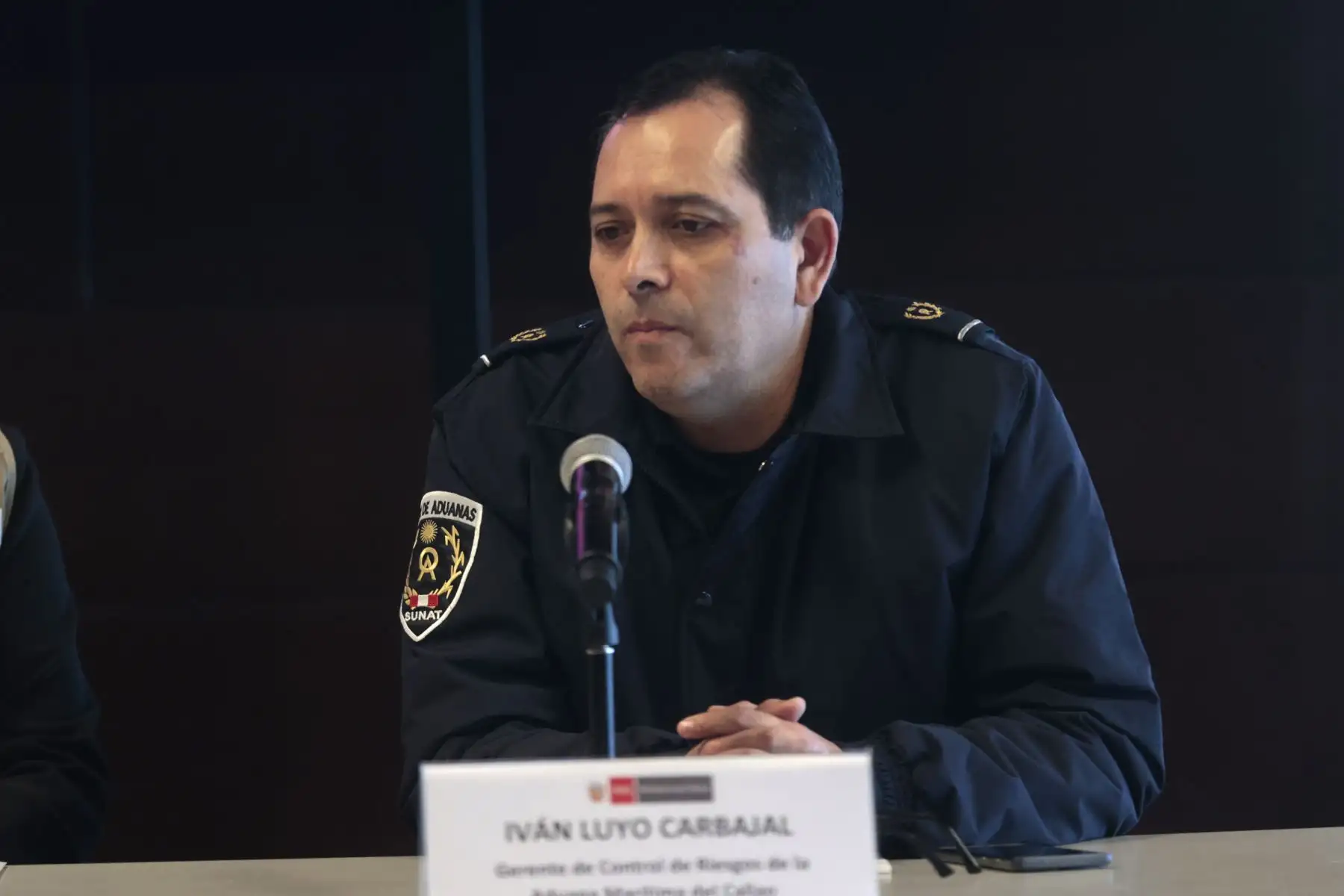 Iván Luyo Carbajal, Gerente de Control de Riesgos de la Aduana Marítima del Callao, brindó unas declaraciones durante la ceremonia de recuperación de setenta bienes bibliográficos integrantes del Patrimonio Cultural de la Nación.
Foto: ANDINA/Vidal Tarqui