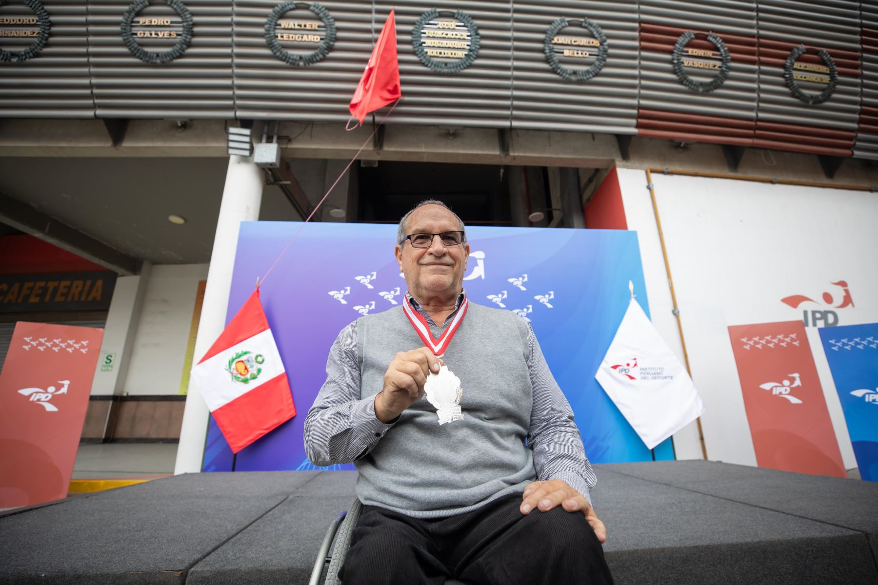 José Gonzales Mugaburu recibió los Laureles Deportivos del Perú por haber ganado la medalla de bronce en paranatación de los Juegos Paralímpicos Toronto 1976.