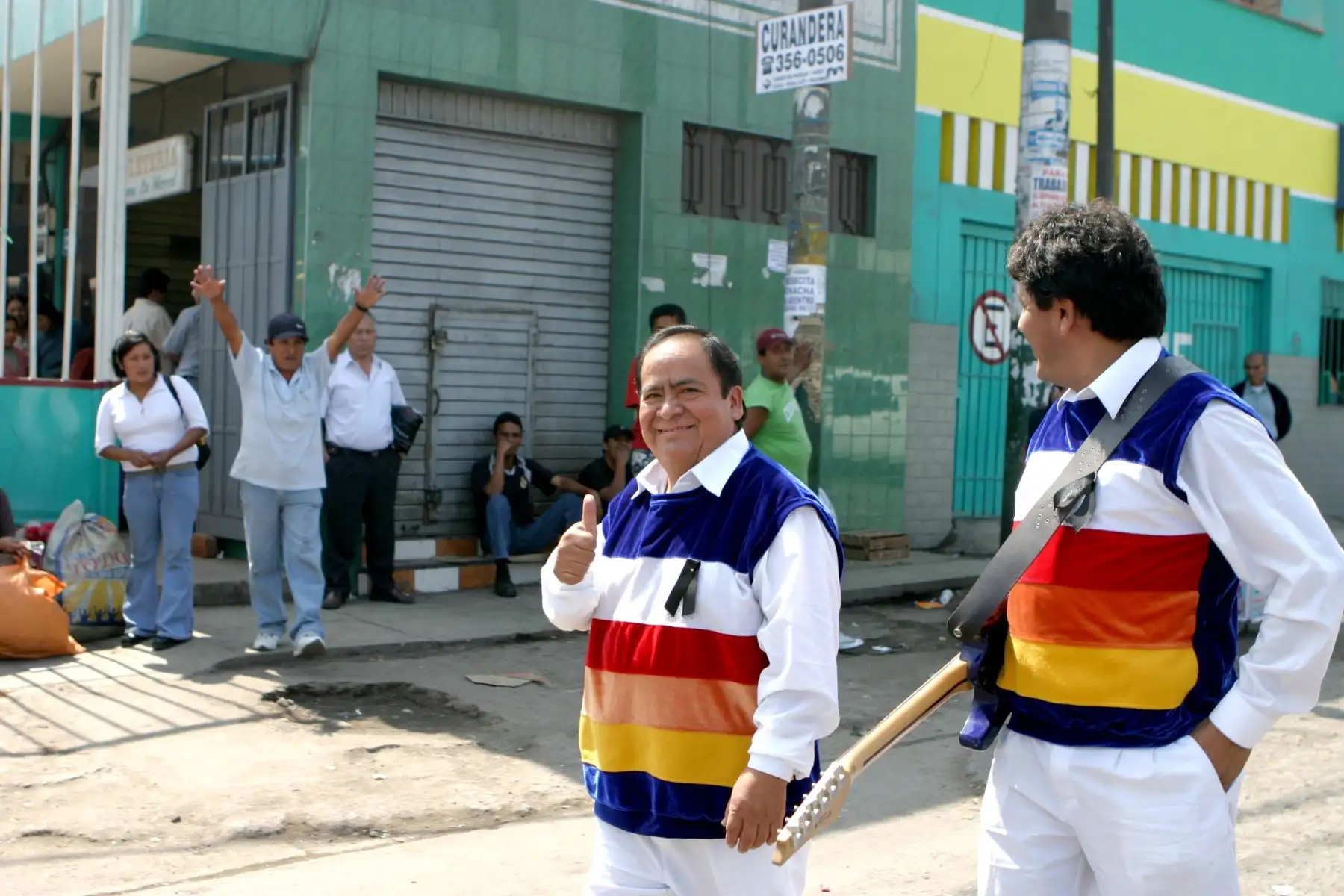 Julio Edmundo Simeón Salguerán "Chapulin El Dulce" junto a Jaime Moreyra, fundadores de los Shapis . Foto: ANDINA/archivo