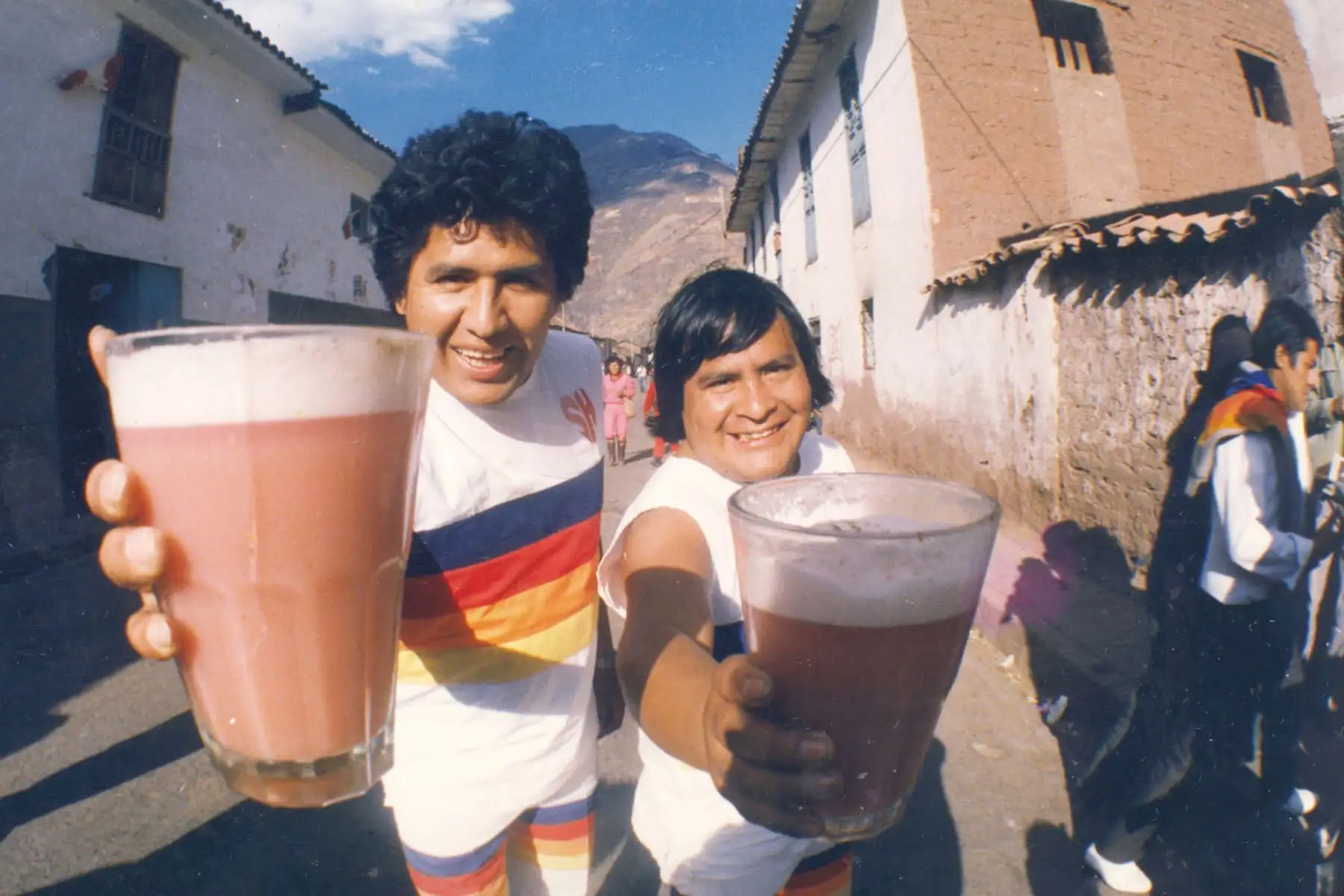 Julio Edmundo Simeón Salguerán "Chapulin El Dulce" junto a Jaime Moreyra, fundadores de los Shapis . Foto: ANDINA/archivo