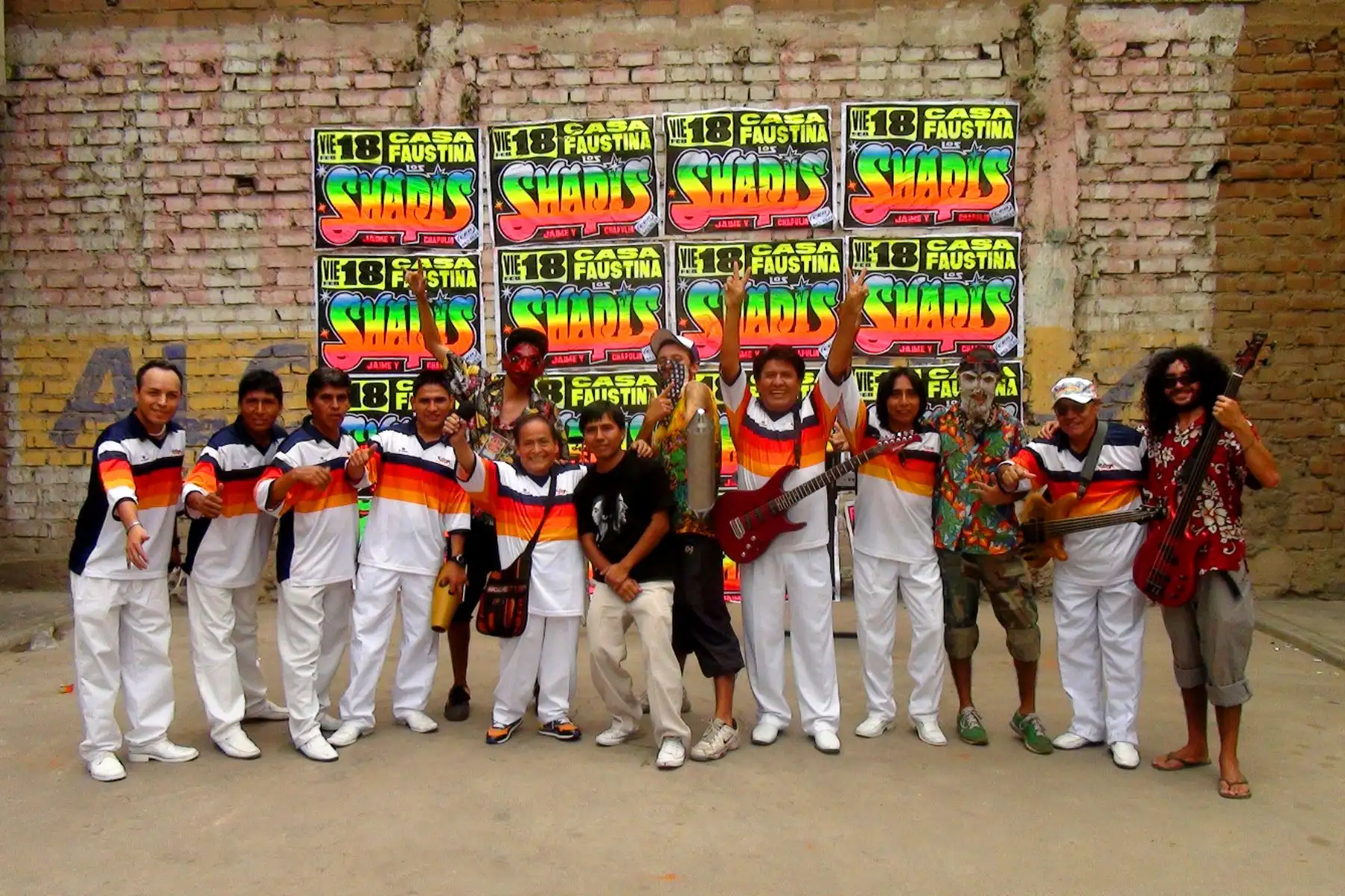 Julio Edmundo Simeón Salguerán "Chapulin El Dulce" junto a su famoso grupo músical, Los Shapis. Foto: ANDINA/archivo