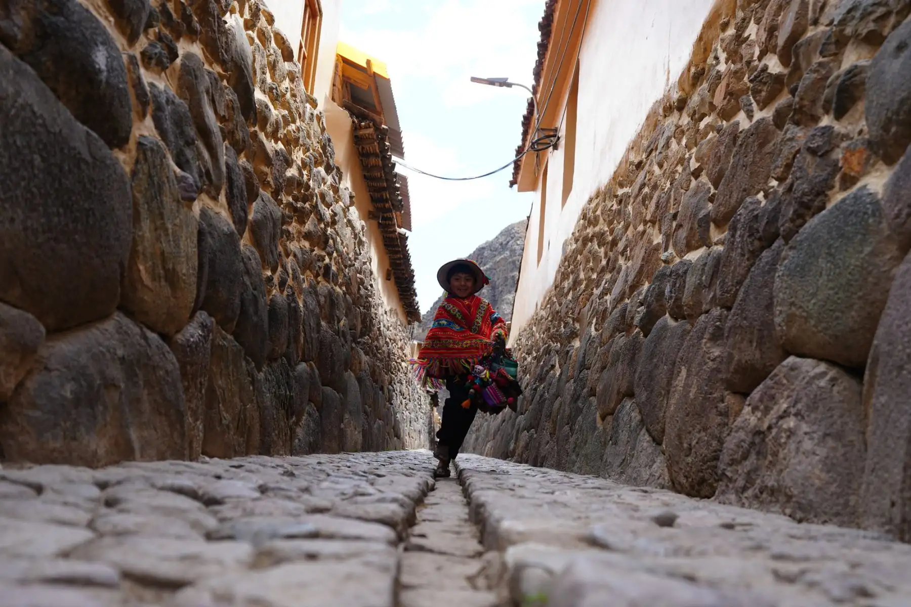 Reconocido como la única ciudad inca viviente del continente, Ollantaytambo conserva barrios tradicionales, infraestructura ancestral y expresiones culturales activas.  Foto: ANDINA/Difusión MINCETUR