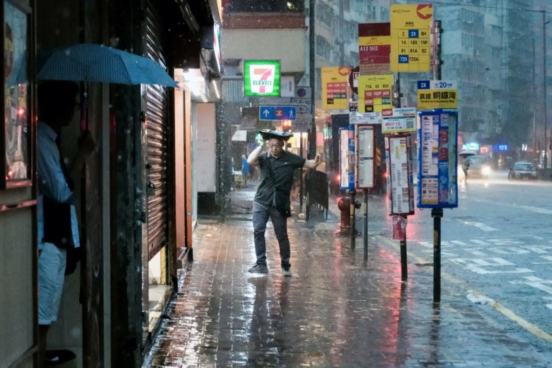 Un peatón se cubre la cabeza con una bolsa junto a una parada de autobús en la zona de Quarry Bay, Hong Kong, en medio de una alerta de tormenta negra emitida por el observatorio meteorológico de la ciudad. Partes de Hong Kong quedaron paralizadas por las inundaciones causadas por las fuertes lluvias.
Foto: AFP