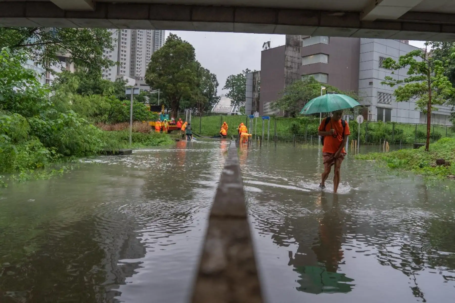 Un peatón pasa junto a un desagüe desbordado en una ladera, derramando agua sobre una calle en la zona de Quarry Bay, Hong Kong, en medio de una alerta de tormenta negra emitida por el observatorio meteorológico de la ciudad. Partes de Hong Kong quedaron paralizadas por las inundaciones causadas por las fuertes lluvias.
Foto: AFP