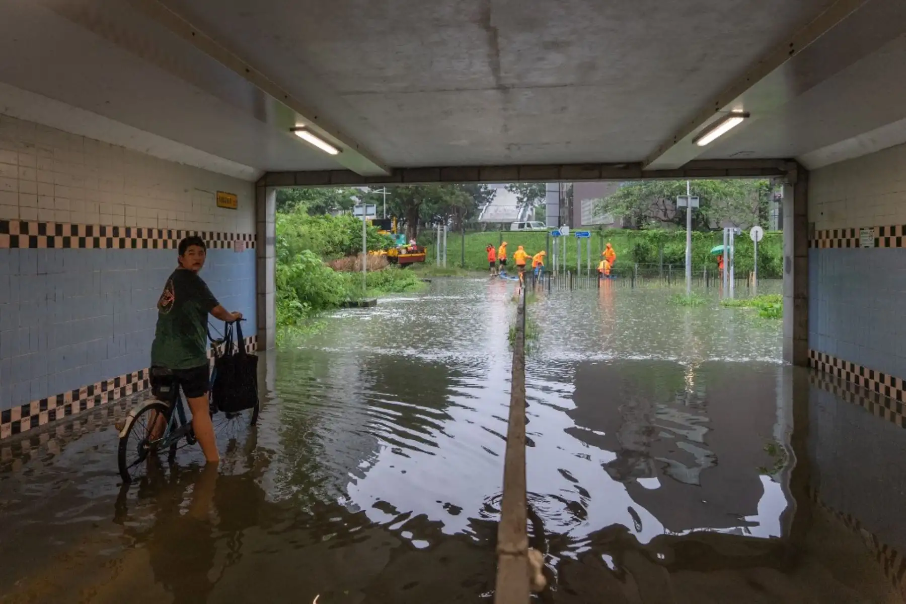 Un hombre avanza por un túnel peatonal inundado en el distrito de Tseung Kwan O, Hong Kong. Partes de Hong Kong quedaron paralizadas por las inundaciones causadas por las fuertes lluvias.
Foto: AFP