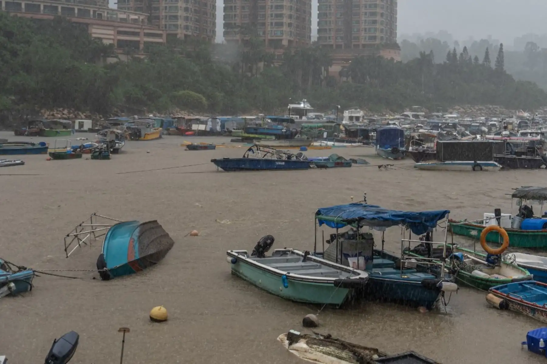 Se observa un barco volcado en el distrito de Tseung Kwan O, Hong Kong. Varias zonas de Hong Kong quedaron paralizadas por las inundaciones causadas por las fuertes lluvias tras la emisión de la alerta máxima de tormenta por cuarta vez en ocho días. 
Foto: AFP