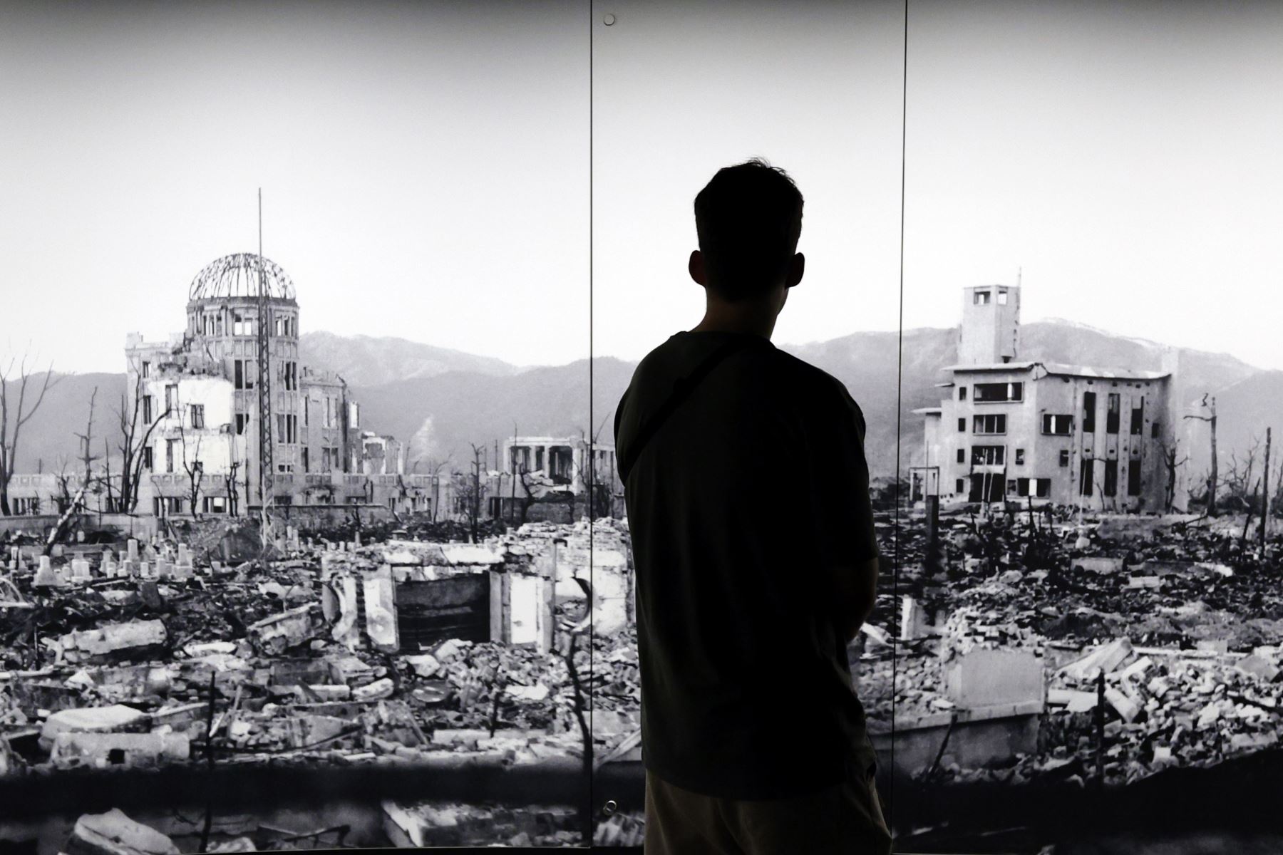 Un visitante observa una enorme imagen de Hiroshima devastada por el primer bombardeo atómico del mundo en el Museo Memorial de la Paz de Hiroshima, oeste de Japón. El 6 de agosto de 2025 se conmemorará el 80.º aniversario del bombardeo de Hiroshima. 
Foto: EFE