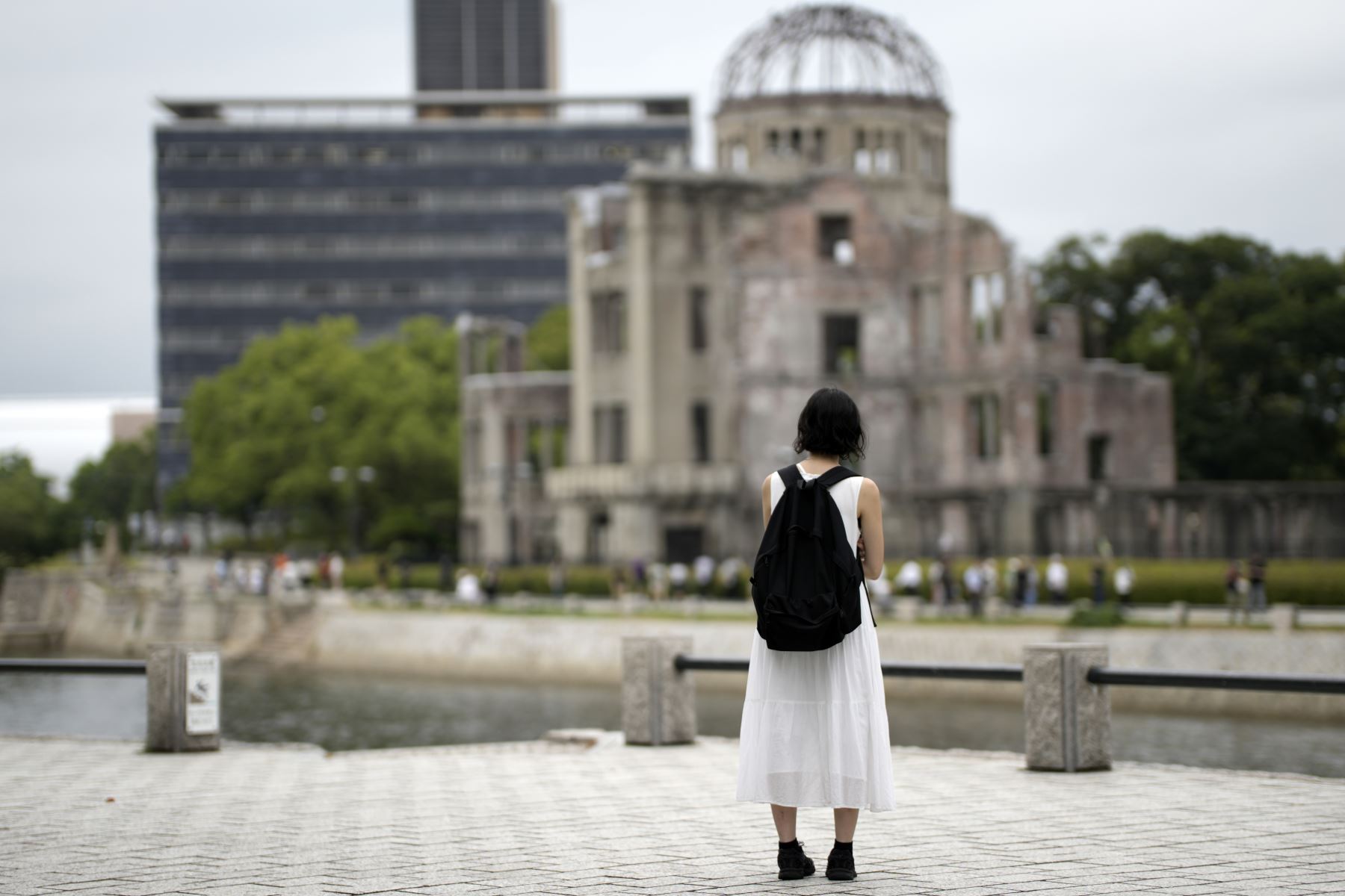 Una joven observa la Cúpula de la Bomba Atómica en el Parque Conmemorativo de la Paz en Hiroshima, oeste de Japón. El 6 de agosto de 2025, Japón conmemorará el 80.º aniversario del bombardeo de Hiroshima. En 1945, Estados Unidos lanzó dos bombas nucleares sobre las ciudades de Hiroshima y Nagasaki el 6 y el 9 de agosto, respectivamente, causando la muerte de más de 200.000 personas.
Foto: EFE