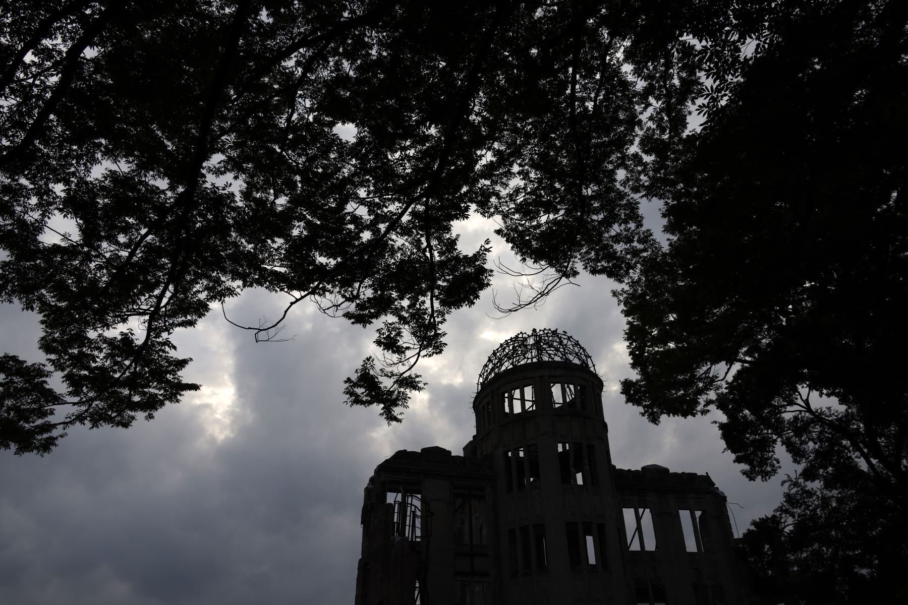 El monumento conmemorativo de la Cúpula de la Bomba Atómica en el Parque Conmemorativo de la Paz en Hiroshima, oeste de Japón. El 6 de agosto de 2025, Japón conmemorará el 80.º aniversario del bombardeo de Hiroshima. En 1945, Estados Unidos lanzó dos bombas nucleares sobre las ciudades de Hiroshima y Nagasaki el 6 y el 9 de agosto, respectivamente, causando la muerte de más de 200.000 personas. 
Foto: EFE