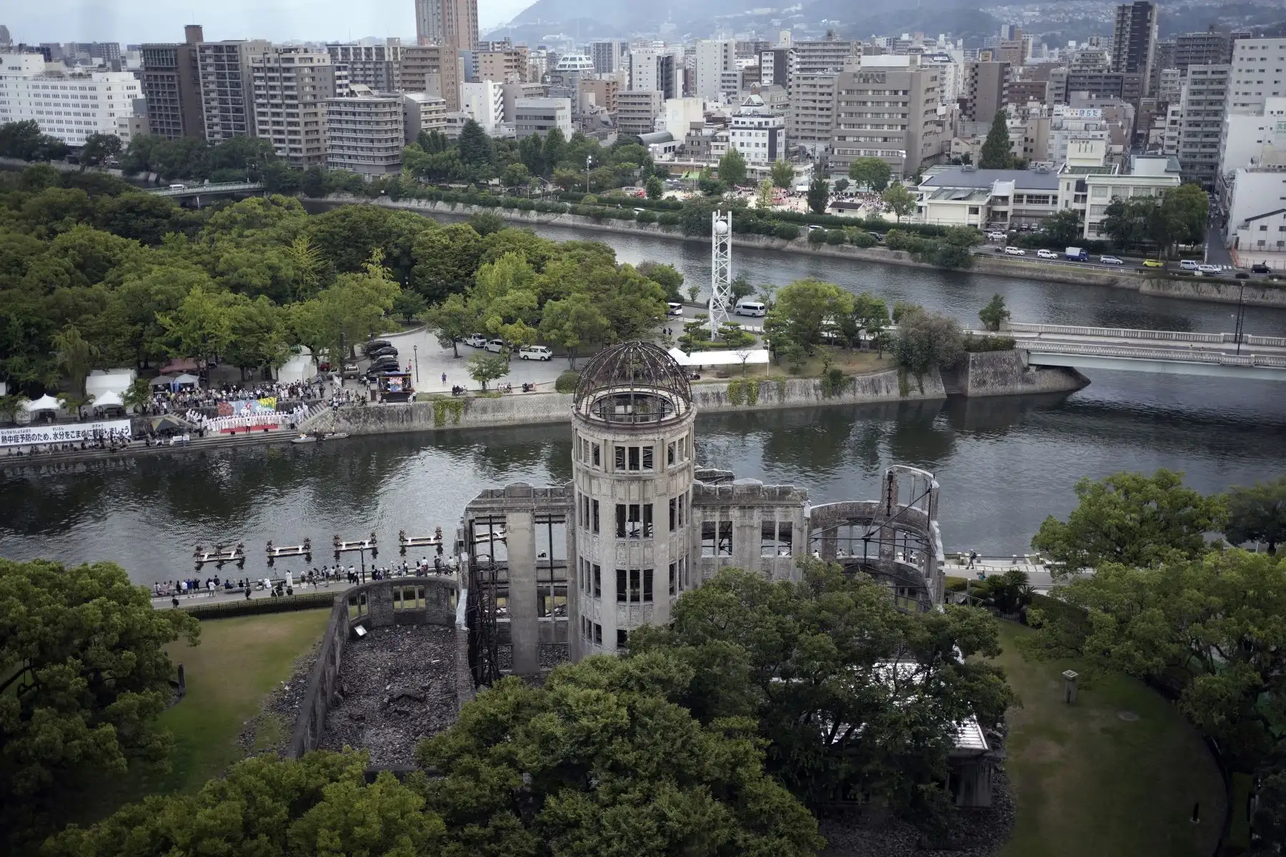 La Cúpula de la Bomba Atómica se ve desde arriba en el Parque Conmemorativo de la Paz en Hiroshima, oeste de Japón, en vísperas del 80.º aniversario del bombardeo de Hiroshima. En 1945, Estados Unidos lanzó dos bombas nucleares sobre las ciudades de Hiroshima y Nagasaki el 6 y el 9 de agosto, respectivamente, causando la muerte de más de 200.000 personas.
Foto: EFE