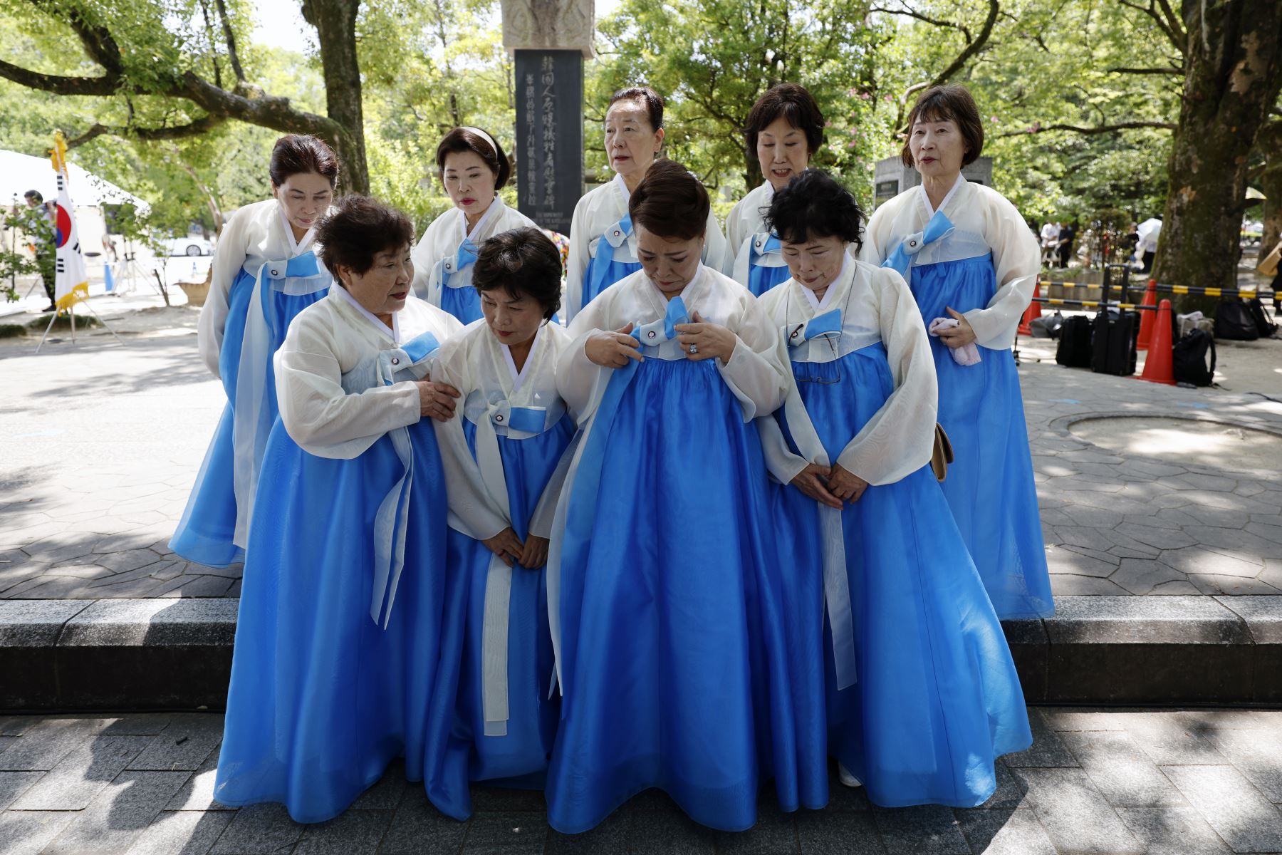 Miembros de la Unión de Residentes Coreanos en Japón se reúnen tras asistir a una ceremonia en el Monumento en Memoria de las Víctimas Coreanas de la Bomba Atómica, ubicado en el Parque Conmemorativo de la Paz en Hiroshima, oeste de Japón.
Foto: EFE
