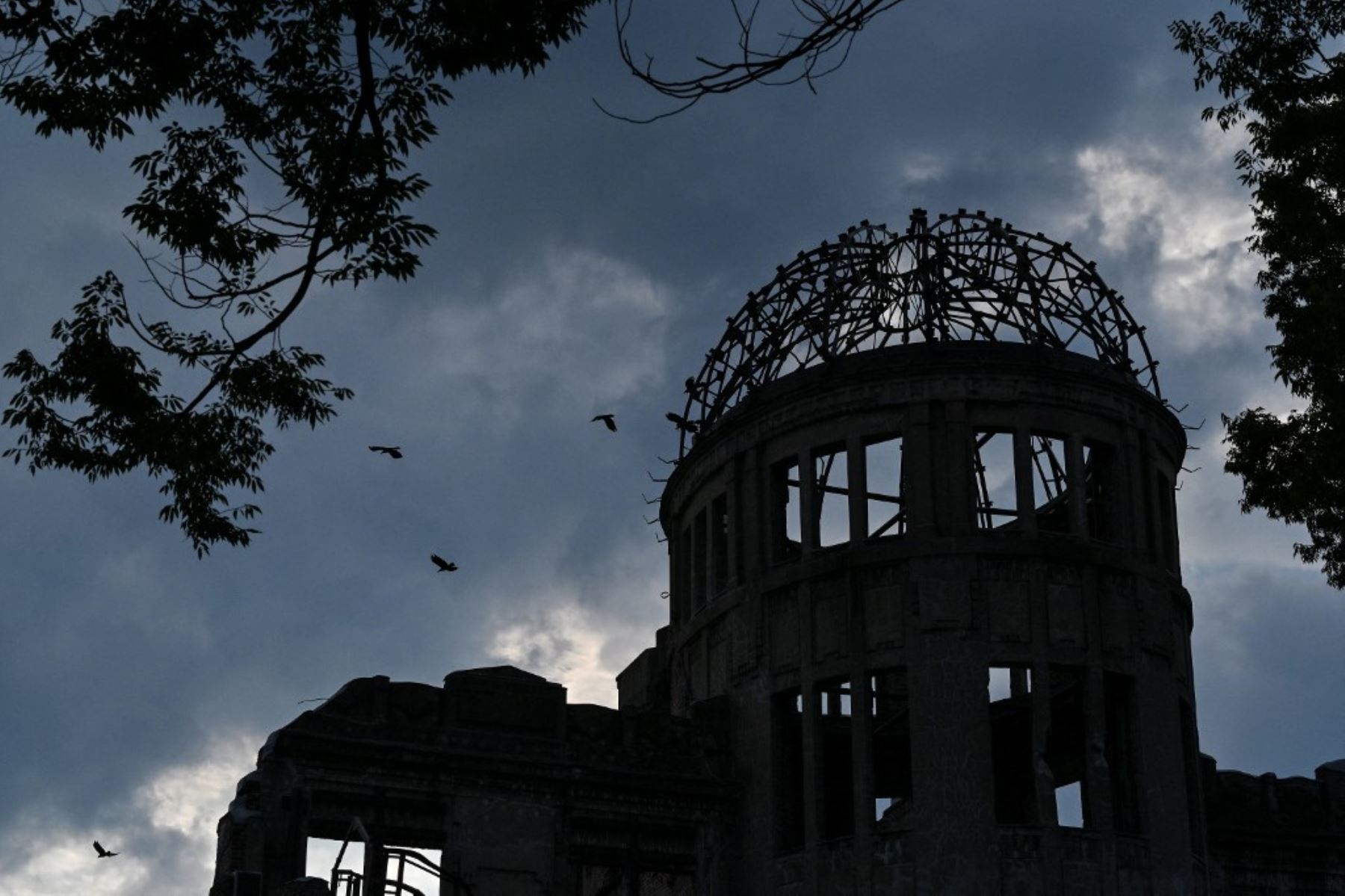 El monumento conmemorativo de la Cúpula de la Bomba Atómica en el Parque Conmemorativo de la Paz en Hiroshima, oeste de Japón. El 6 de agosto de 2025, Japón conmemorará el 80.º aniversario del bombardeo de Hiroshima. En 1945, Estados Unidos lanzó dos bombas nucleares sobre las ciudades de Hiroshima y Nagasaki el 6 y el 9 de agosto, respectivamente, causando la muerte de más de 200.000 personas. Foto: AFP