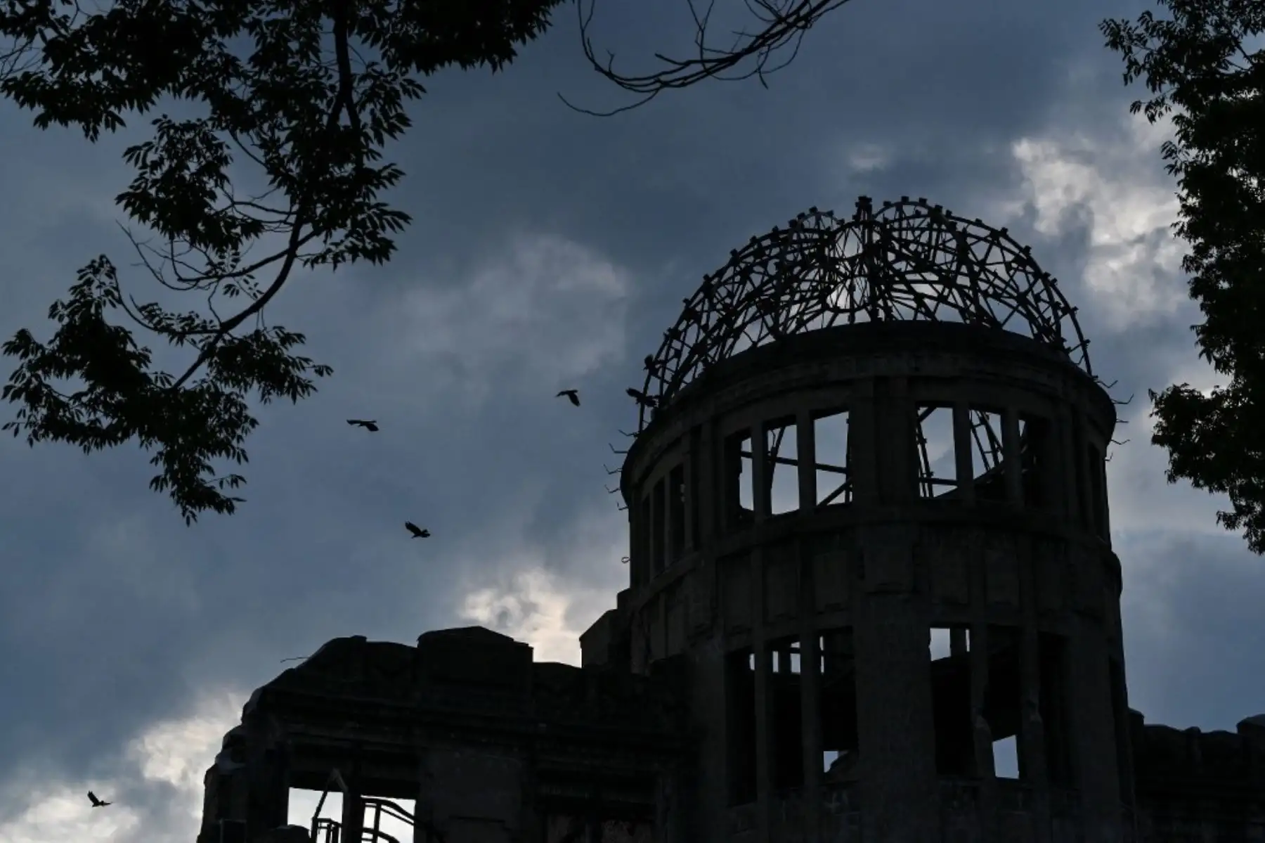 El monumento conmemorativo de la Cúpula de la Bomba Atómica en el Parque Conmemorativo de la Paz en Hiroshima, oeste de Japón. El 6 de agosto de 2025, Japón conmemorará el 80.º aniversario del bombardeo de Hiroshima. En 1945, Estados Unidos lanzó dos bombas nucleares sobre las ciudades de Hiroshima y Nagasaki el 6 y el 9 de agosto, respectivamente, causando la muerte de más de 200.000 personas. Foto: AFP