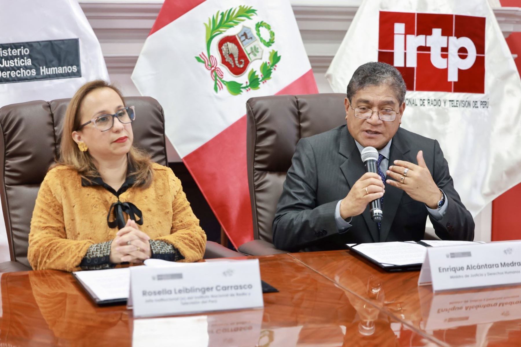Ministro de Justicia, Enrique Alcántara, y jefa institucional (e) de IRTP, Rossella Leiblinger, firman convenio.