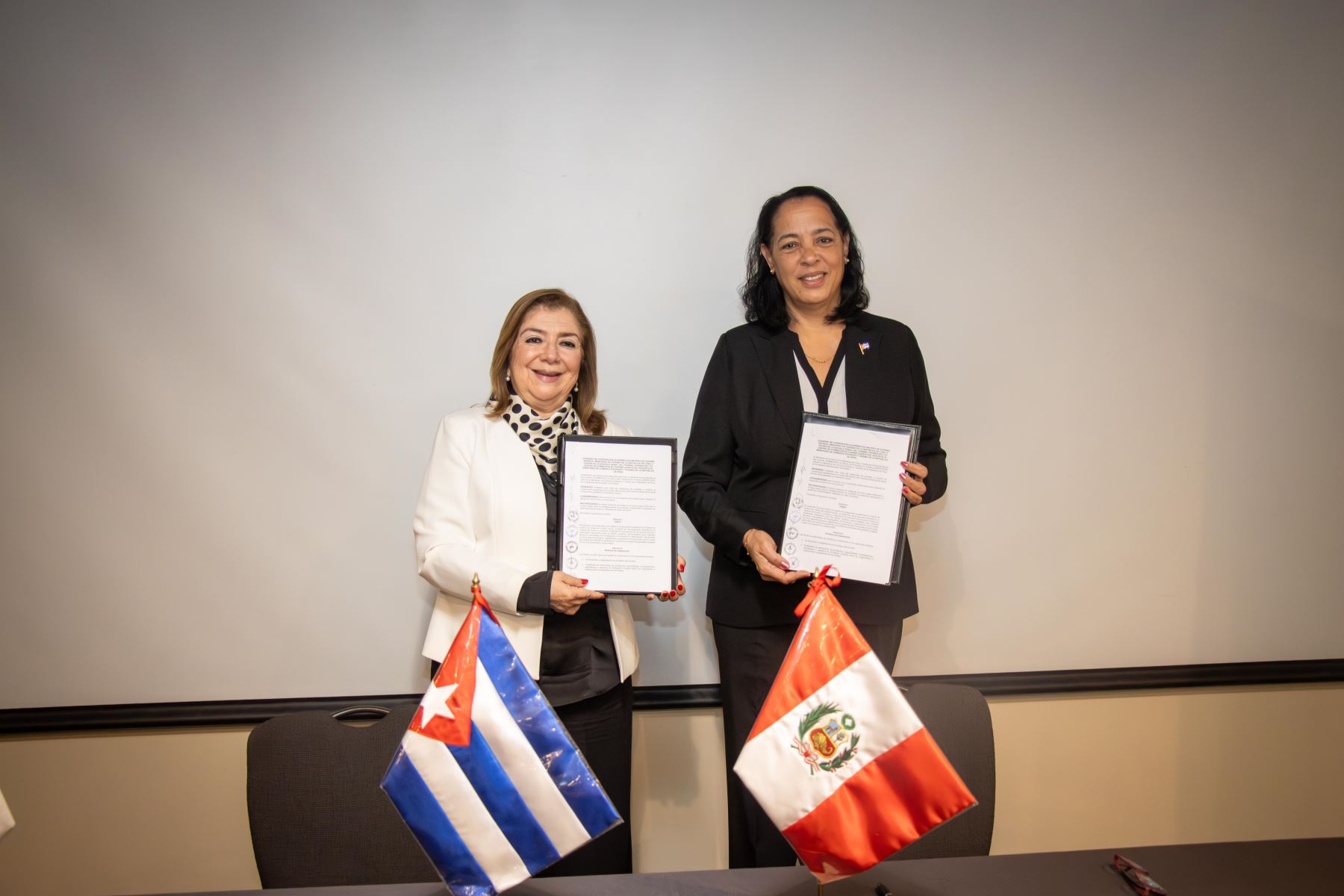 La firma del convenio estuvo a cargo de la jefa nacional del Cenfotur, Graciela Seminario Marón, y la viceministra de Turismo de Cuba, Yamila Aldama Valdés. Cortesía Cenfotur