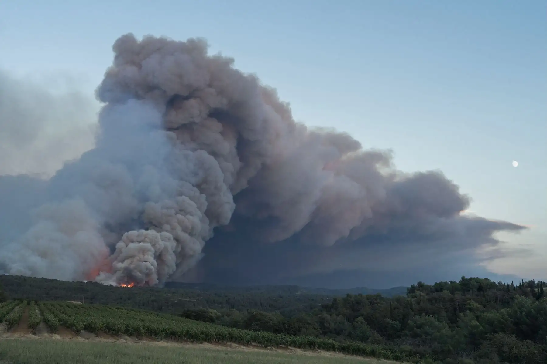 Un incendio  en Ribaute (Aude) ya se había extendido por 1.000 hectáreas al anochecer, según la prefectura, provocando la evacuación de al menos un camping y varias viviendas. AFP