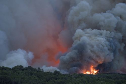 Enormes columnas de humo durante un incendio forestal en el suroeste de Francia. Foto: AFP