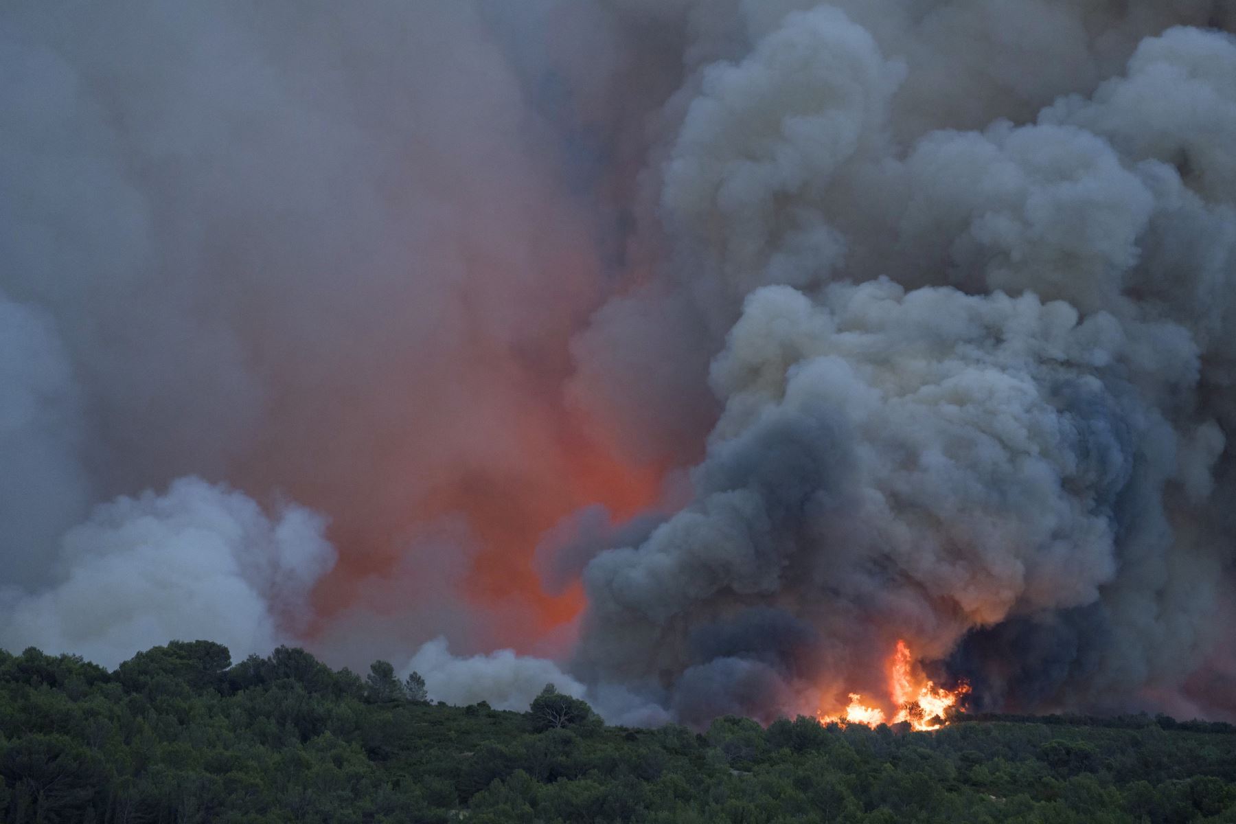 Enormes columnas de humo durante un incendio forestal en el suroeste de Francia. Foto: AFP