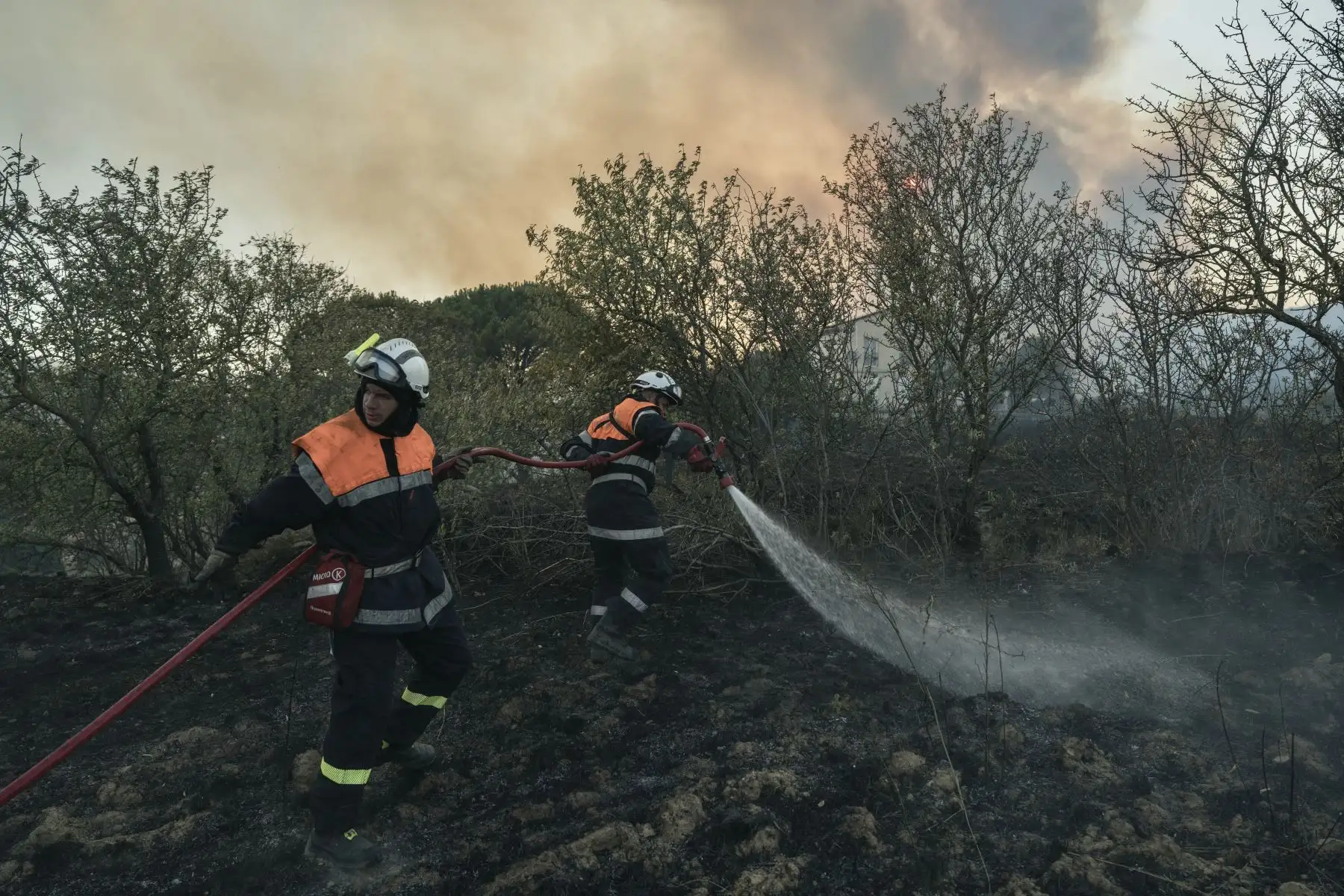 Los bomberos trabajan para extinguir un incendio forestal en Tournissan, en el suroeste de Francia. AFP