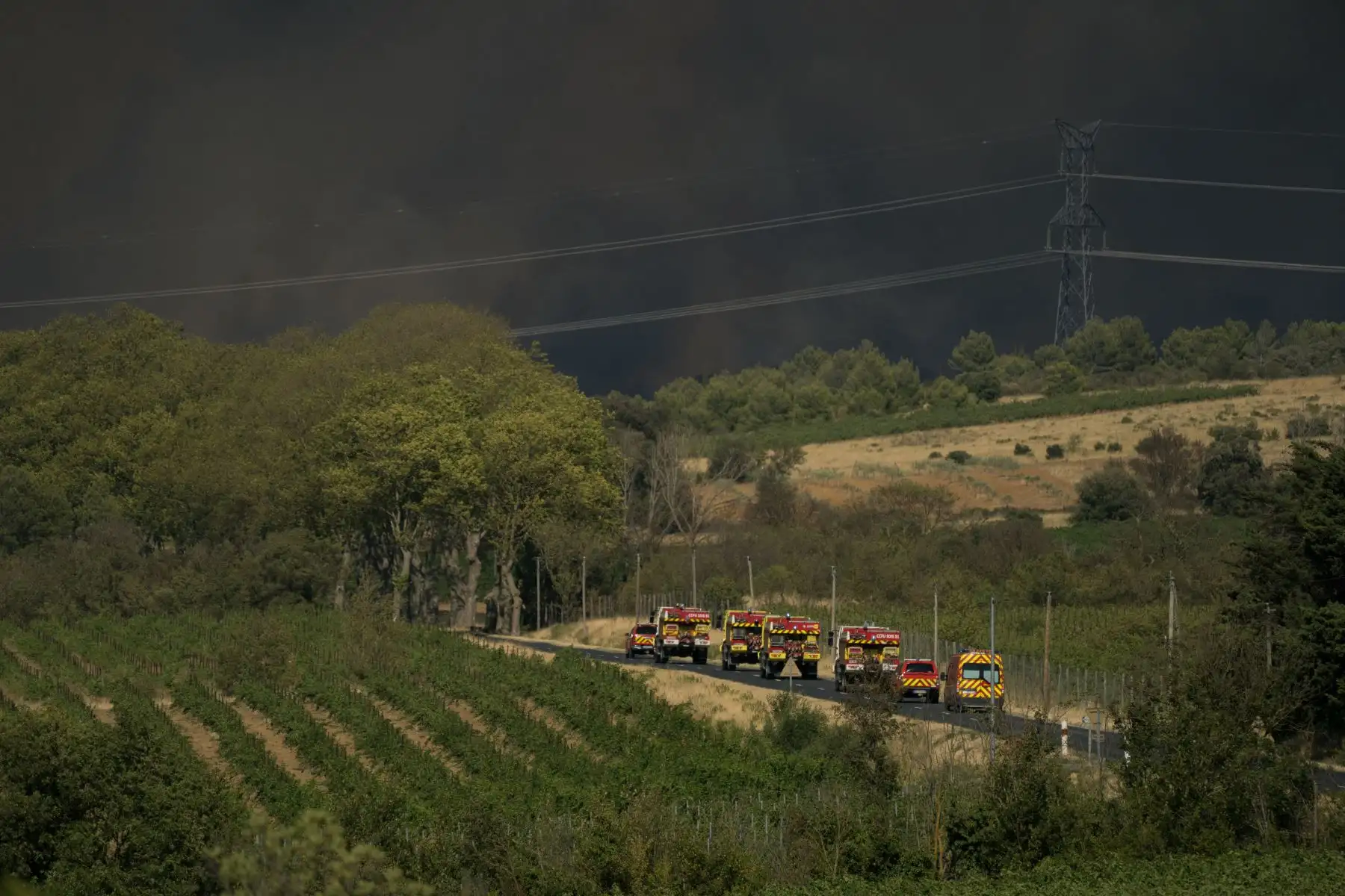 El vehículo de los bomberos se dirige hacia un incendio forestal en Tournissan, suroeste de Francia, el 5 de agosto de 2025. Un incendio que se desató. AFP