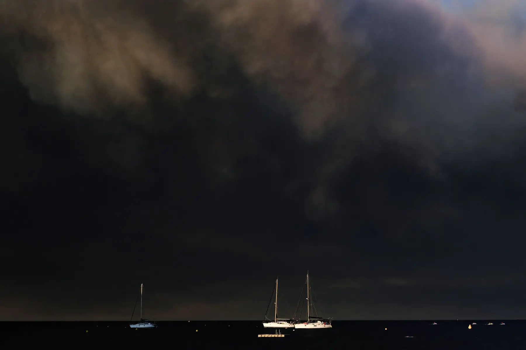 Un incendio que se desató en Ribaute (Aude) quemó 4.000 hectáreas de bosque y matorrales en solo unas horas antes de llegar al pueblo de Saint-Laurent-de-la-Cabrerisse, donde se quemaron casas. AFP