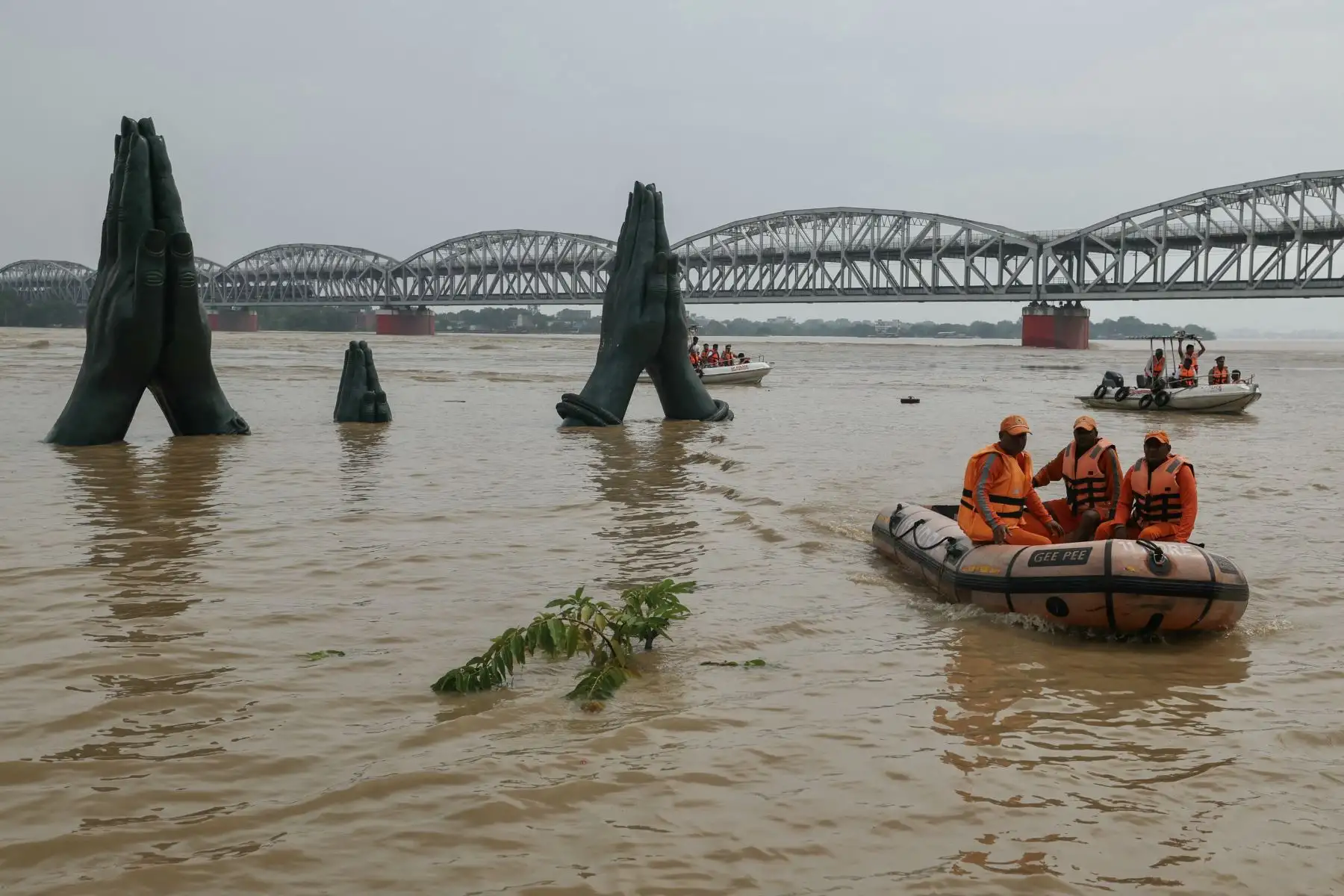 El personal de la Fuerza Nacional de Respuesta a Desastres (NDRF) llega al ghat inundado de Namo después de que las fuertes lluvias monzónicas provocaran un aumento en el nivel del agua del río Ganges en Varanasi. AFP