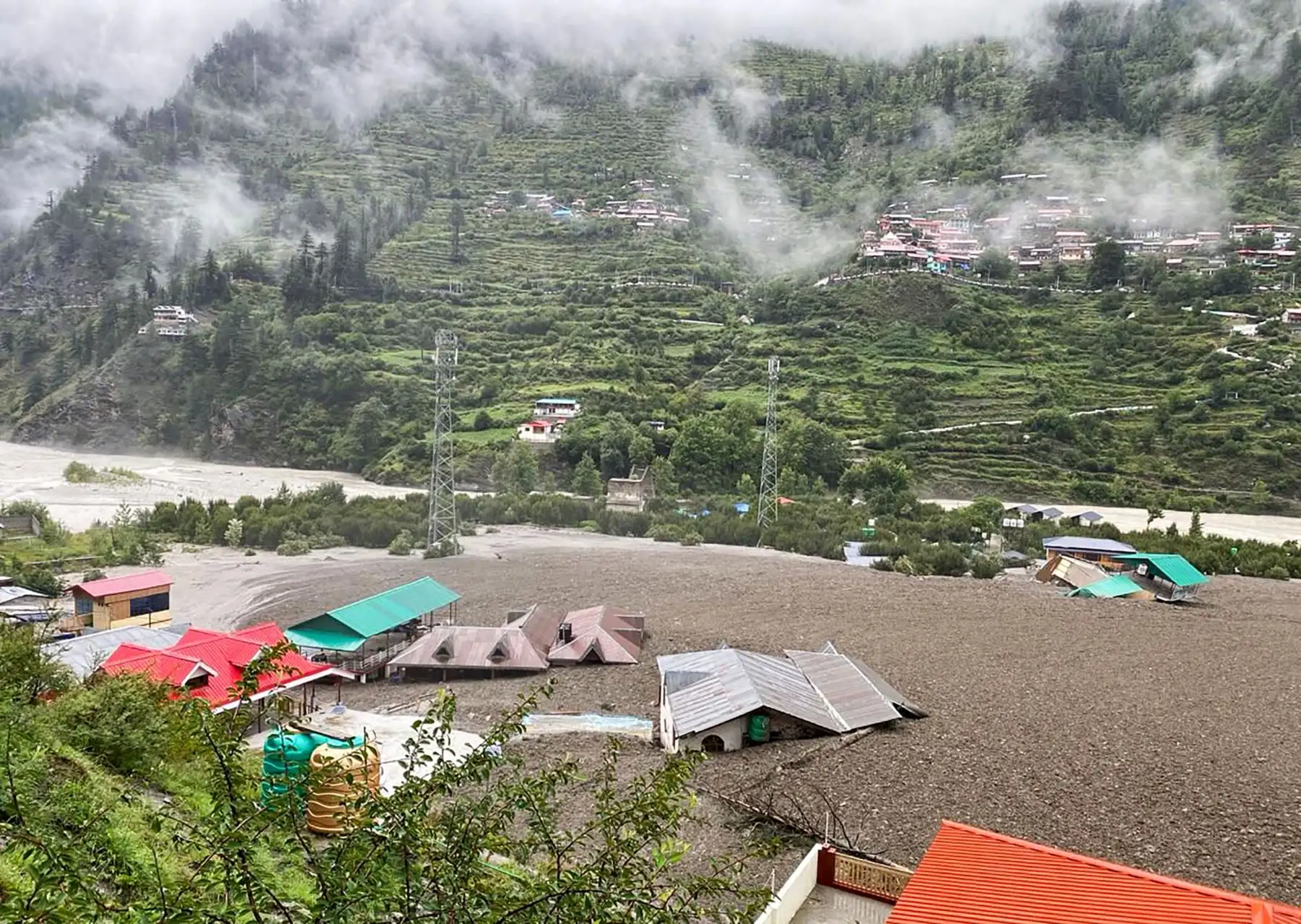 Un informe publicado por el Ejército Indio muestra edificios residenciales parcialmente sumergidos en lodo después de que un aguacero causara un enorme deslizamiento de tierra en el estado indio de Uttarakhand. Una inundación repentina, que desató un torrente de lodo, azotó una localidad de la región del Himalaya el 5 de agosto, arrasando un valle montañoso antes de demoler edificios y causar la muerte de al menos cuatro personas. AFP