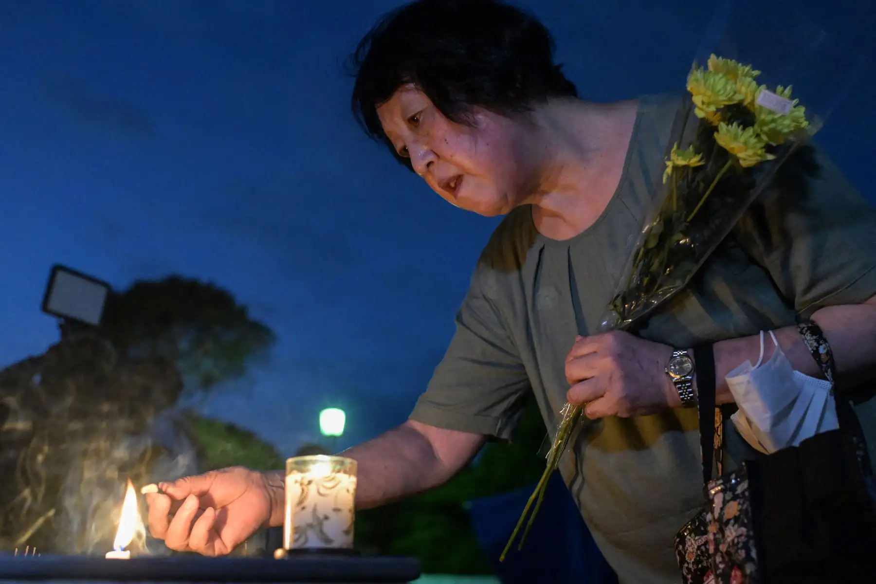 Una mujer enciende varillas de incienso y reza en el Parque Memorial de la Paz antes del servicio conmemorativo para conmemorar el 80 aniversario del primer ataque con bomba atómica del mundo, en la ciudad de Hiroshima a principios de este mes. Foto: AFP